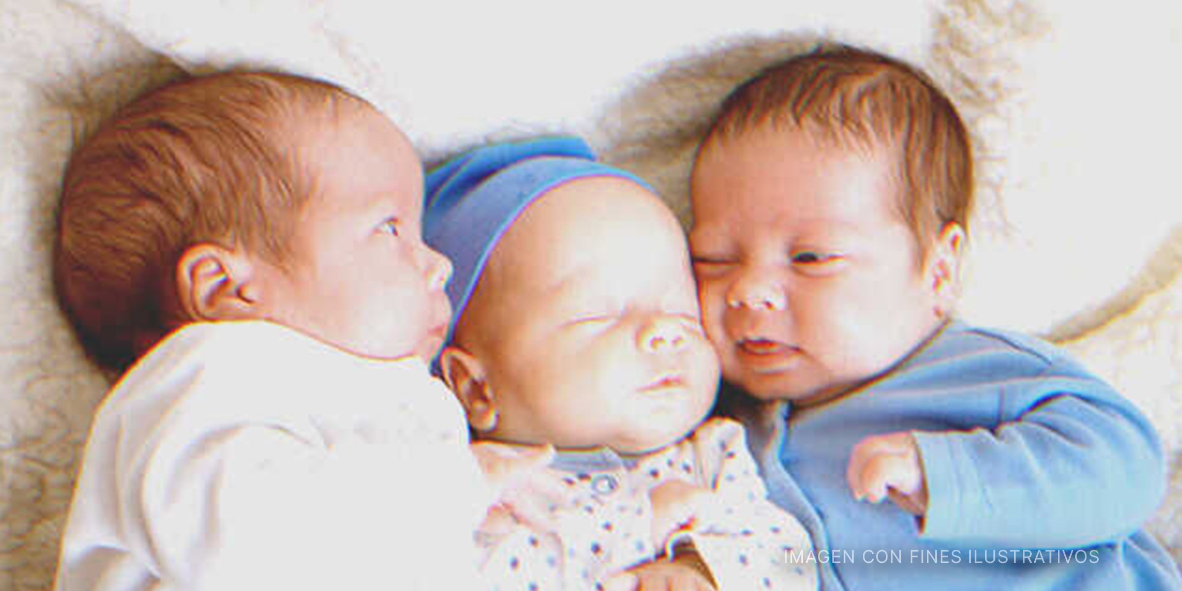 Tres bebés recién nacidos abrazados entre sí | Foto: Getty Images