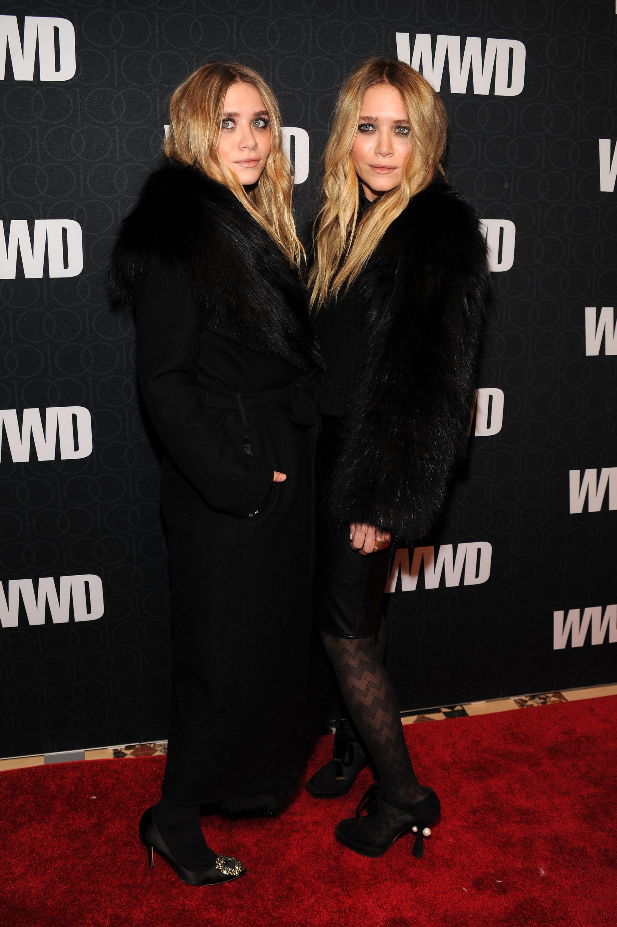 Ashley y Mary-Kate Olsen en la Gala del 100 Aniversario de Women's Wear Daily el 2 de noviembre de 2010, en Nueva York | Fuente: Getty Images