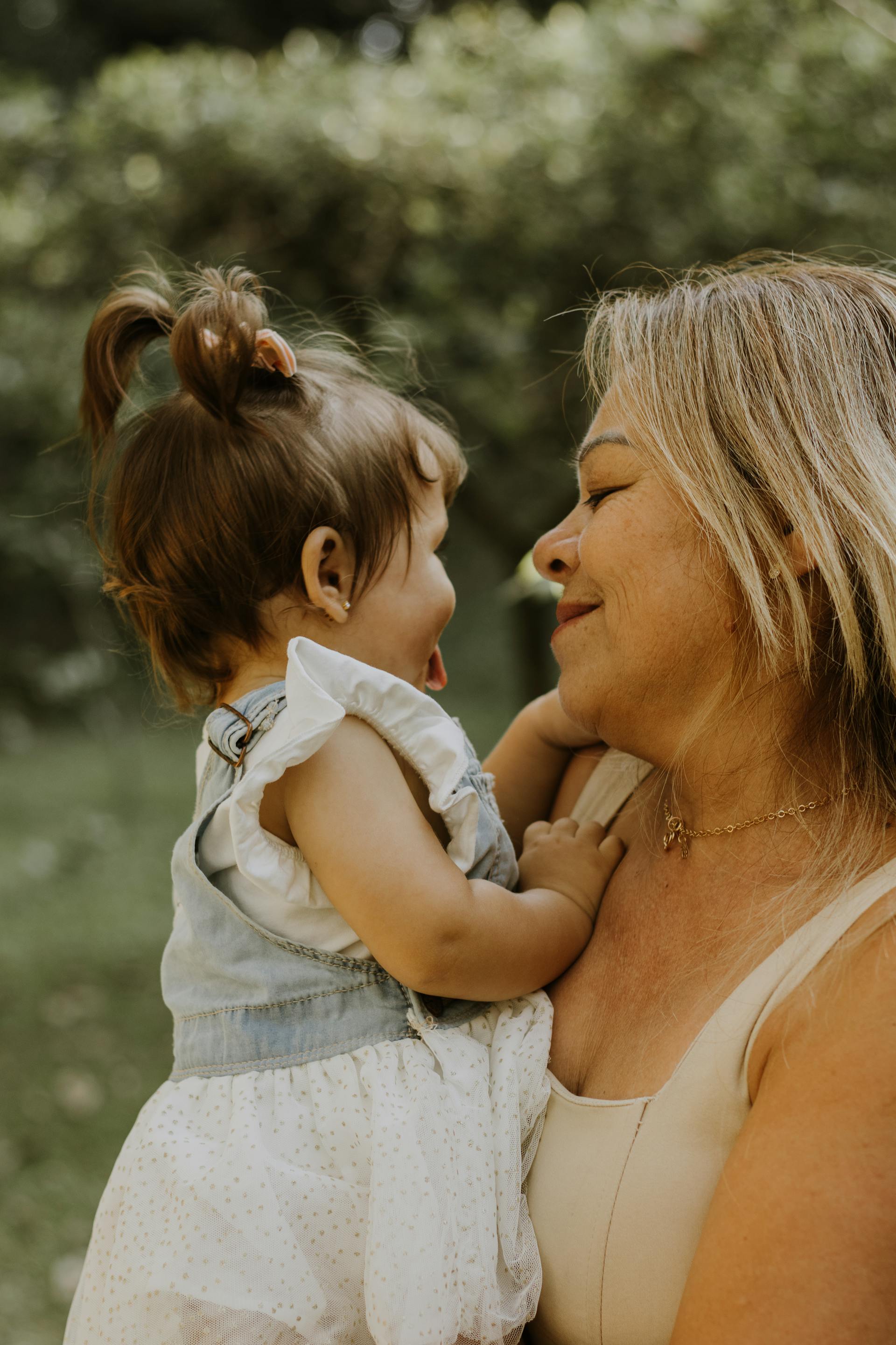 Una nonna affettuosa che tiene in braccio una bambina | Fonte: Pexels