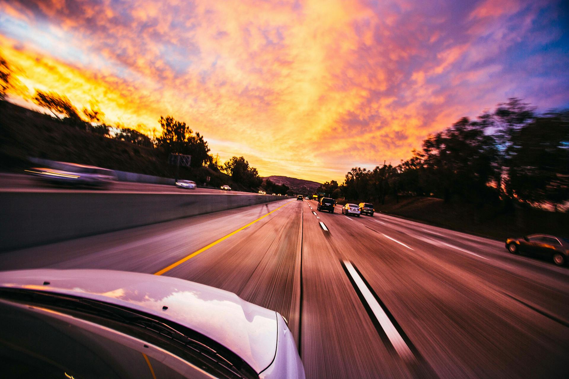 Un Automóvil circulando por una carretera | Fuente: Pexels