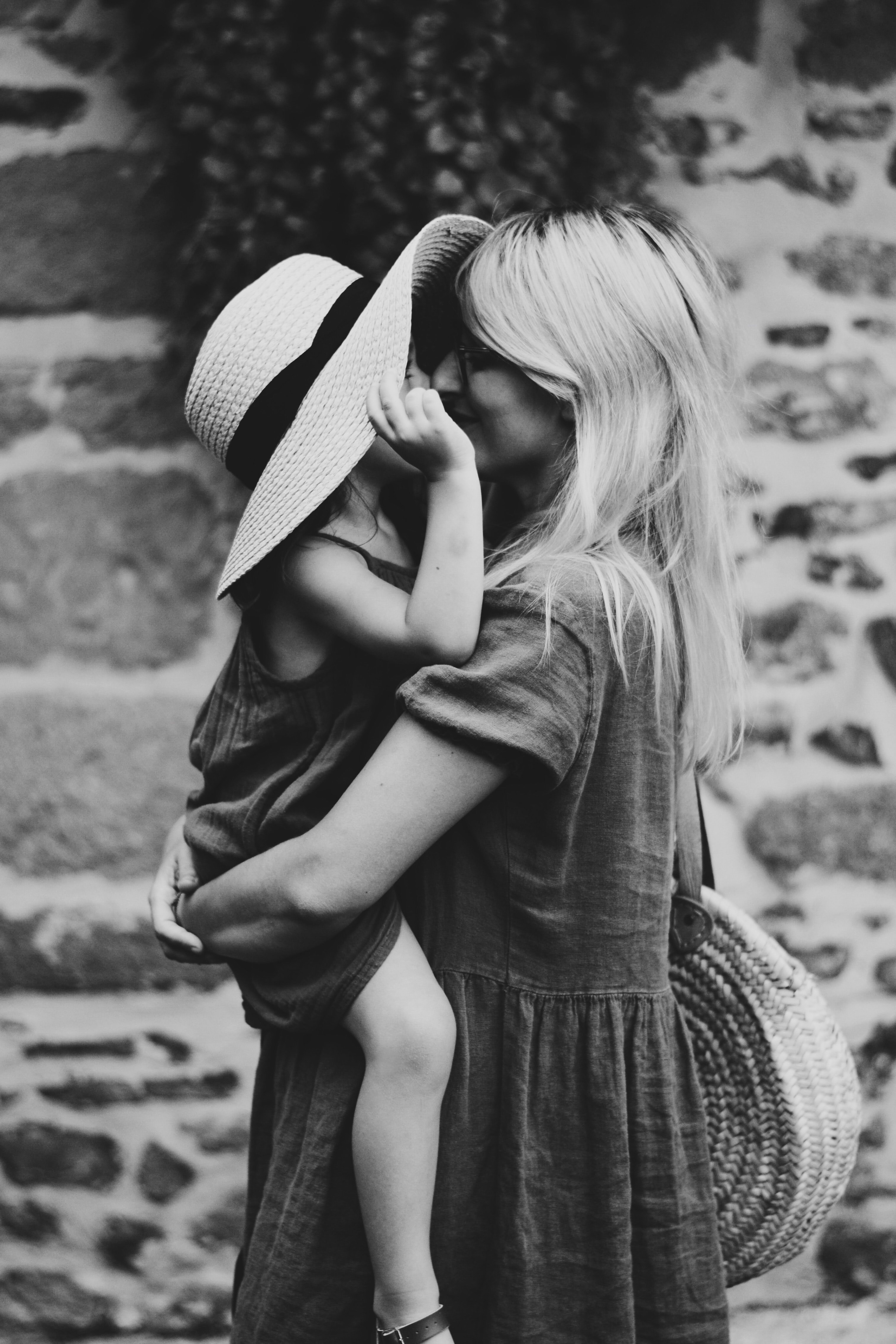 Madre e hija comparten un tierno abrazo. | Foto: Pexels