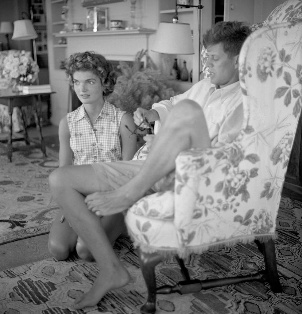 John F. Kennedy y Jacqueline, comprometidos, en Hyannis Port en 1953. | Foto: Getty Images