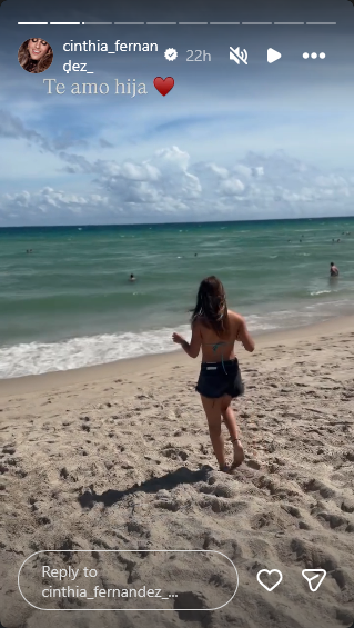 Cinthia Fernández en la playa durante sus vacaciones en Miami | Fuente: Instagram Stories/cinthia_fernandez_