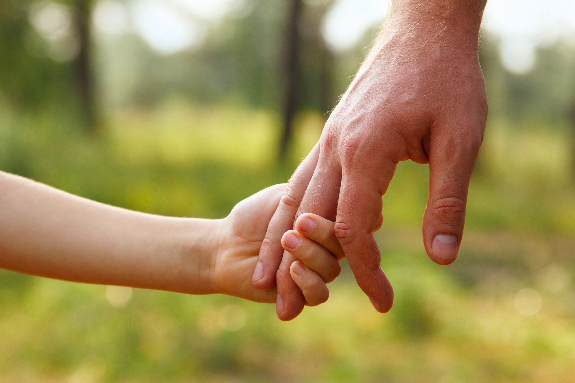 Padre sostiene la mano de su hijo. | Foto: Shutterstock