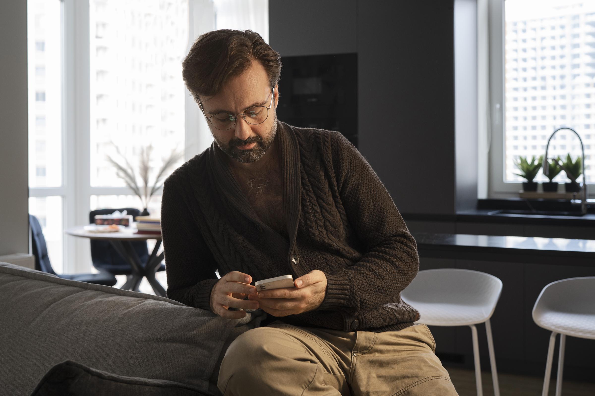 Un hombre hablando por su celular | Fuente: Freepik