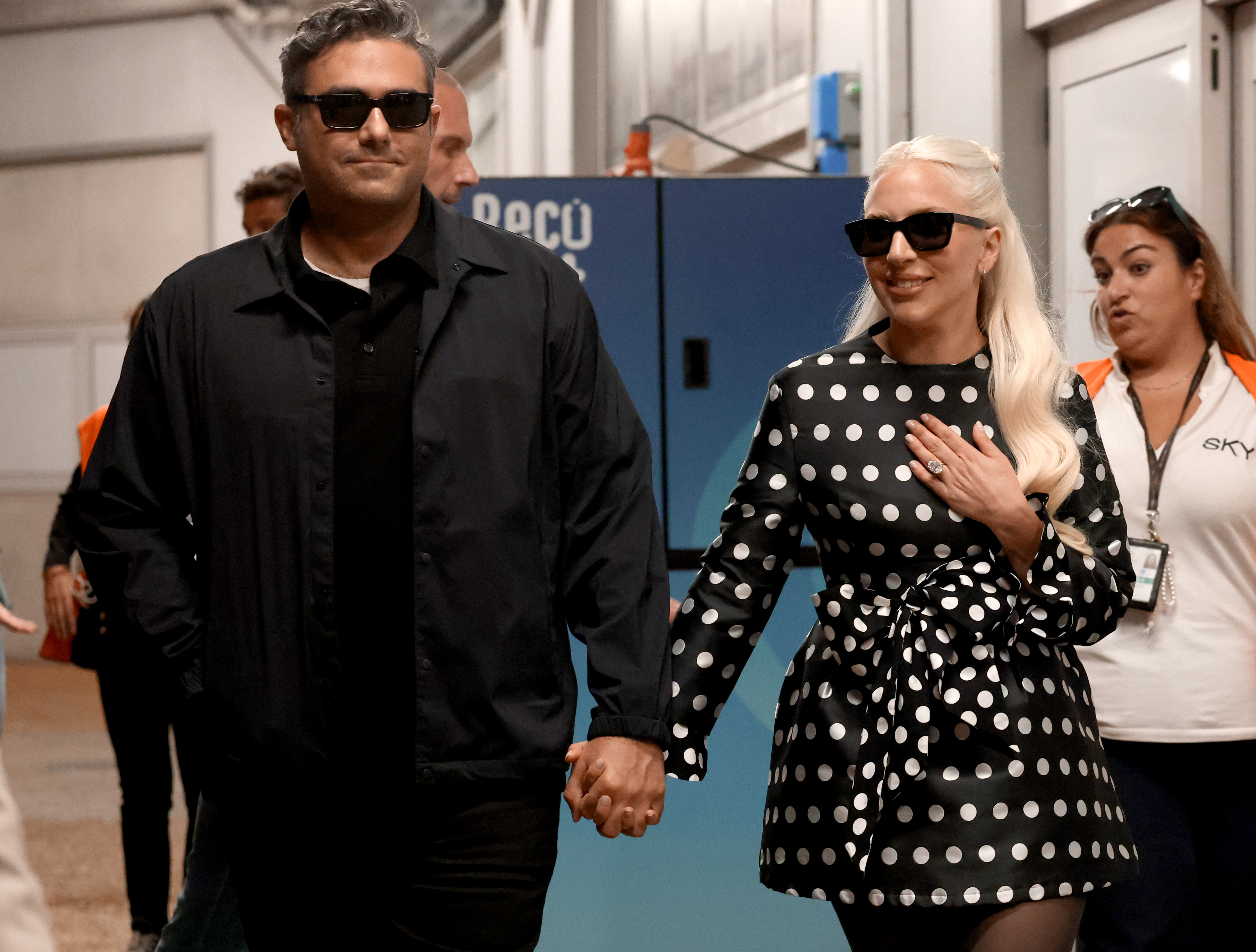 Lady Gaga y Michael Polansky durante la 81ª edición del Festival Internacional de Cine de Venecia el 2 de septiembre de 2024, en Venecia, Italia | Fuente: Getty Images