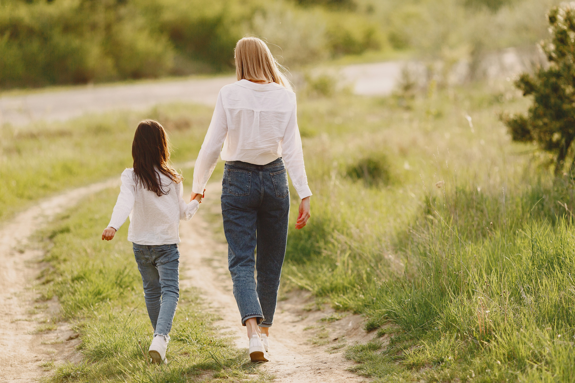 Una mujer y un niño cogidos de la mano mientras se alejan | Fuente: Pexels