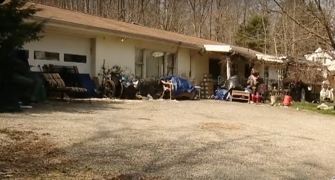 Casa donde hallaron animales acaparados en Pennsylvania (EEUU). | Foto: Youtube/CBS Pittsburgh
