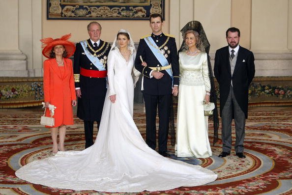 Letizia Ortiz y Felipe de Borbón con su familia en el Palacio Real el 22 de mayo de 2004. │ Foto: Getty Images