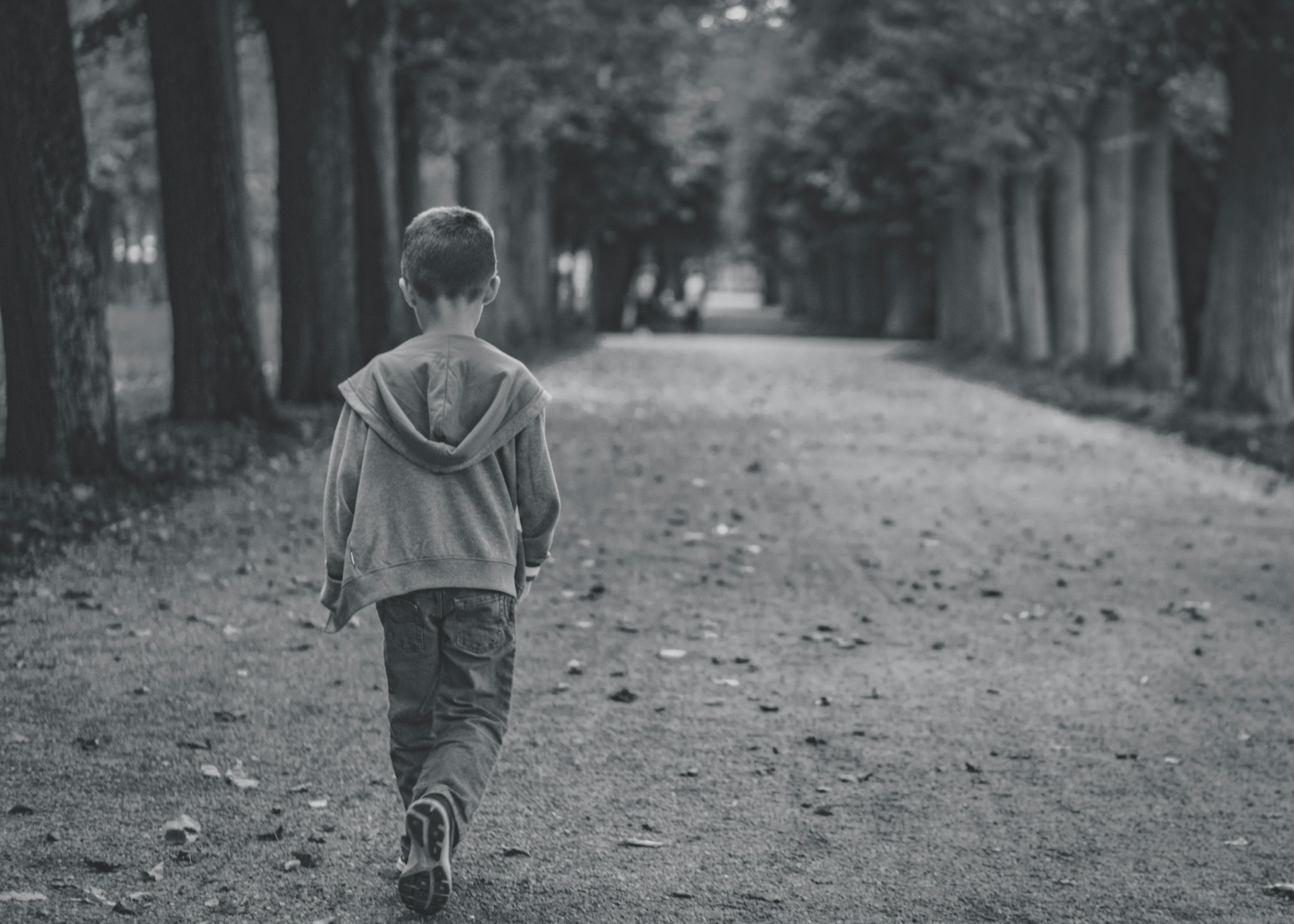 Un bambino in piedi sulla strada | Fonte: Unsplash