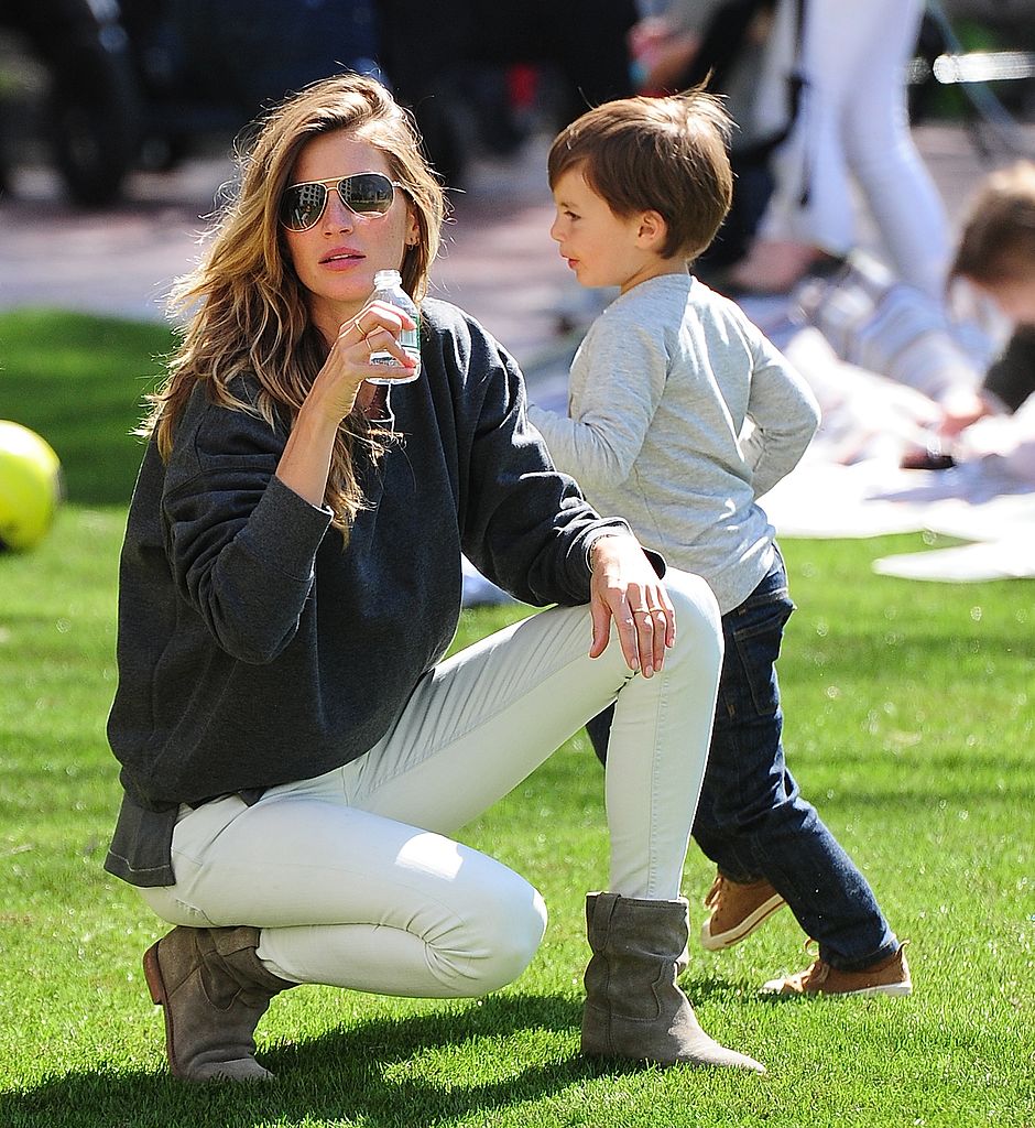 Gisele Bündchen y Benjamin Brady son vistos en Battery Park City el 4 de mayo de 2013 en Nueva York. (Foto de Alo Ceballos/FilmMagic)