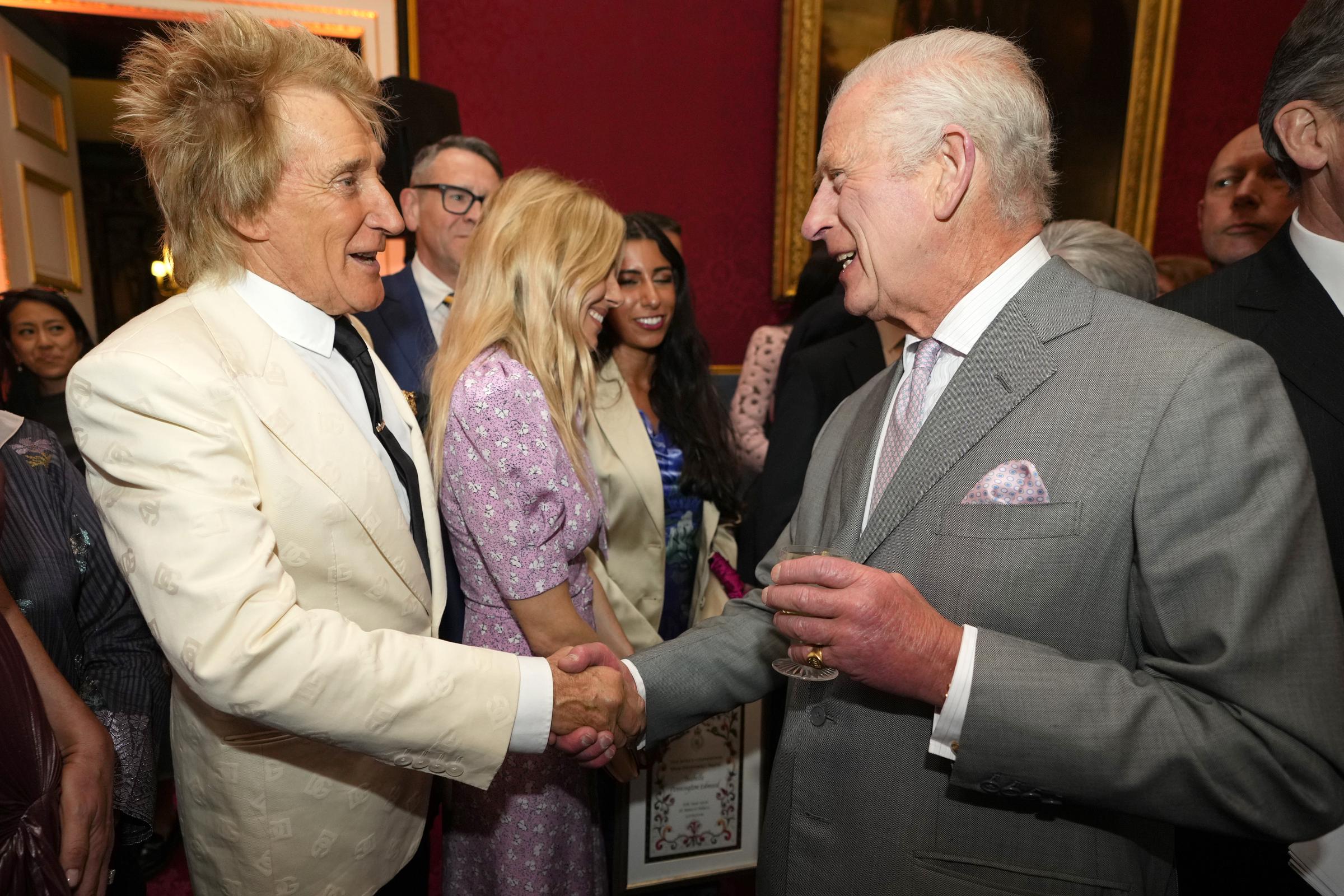 Rod Stewart y el Rey Charles III en los Premios de la Fundación del Rey en el Palacio de St. James el 11 de junio de 2024, en Londres, Inglaterra. | Fuente: Getty Images