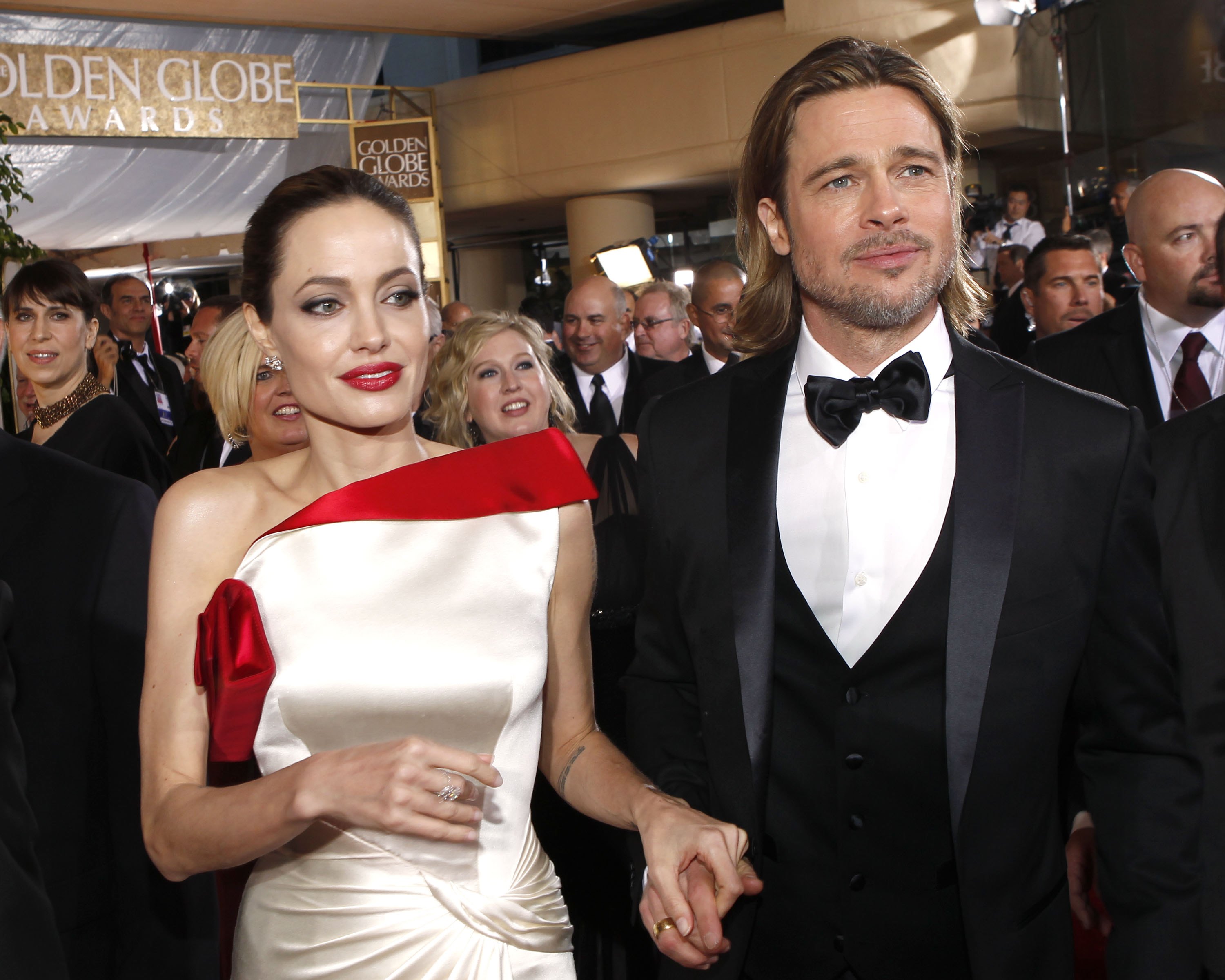 Angelina Jolie y Brad Pitt llegan a la 69ª edición de los Globos de Oro, celebrada en el Hotel Beverly Hilton el 15 de enero de 2012 | Foto: Getty Images