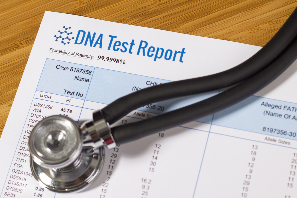 Informe de una prueba de ADN bajo un estetoscopio | Fuente: Shutterstock