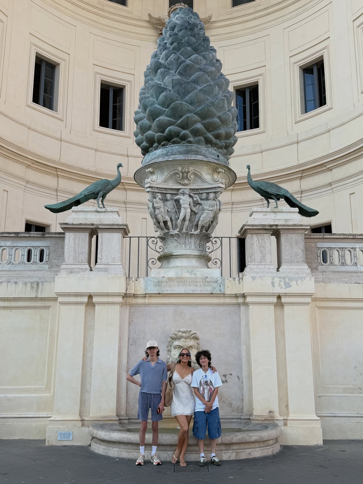 Jennifer Lopez junto a sus hijos, Max y Emme, quien se hace llamar Oskar, durante su viaje por Italia | Fuente: Instagram/jlo