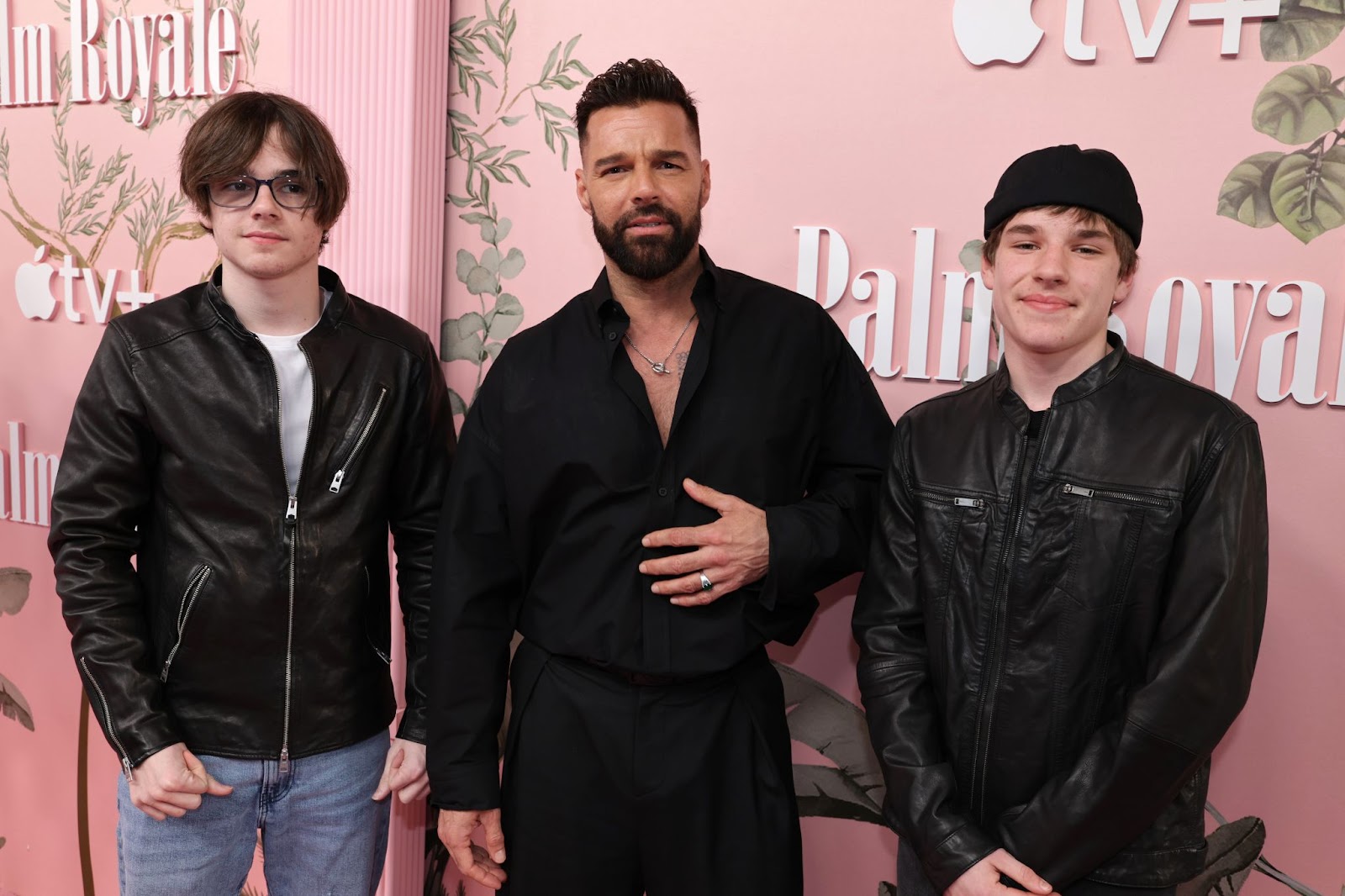 Valentino y Matteo Martin se unieron a su padre, Ricky Martin, en el estreno de "Palm Royale" el 14 de marzo de 2024, en Beverly Hills, California. Ya adultos, los gemelos exhibieron sus estilos junto a Ricky | Fuente: Getty Images