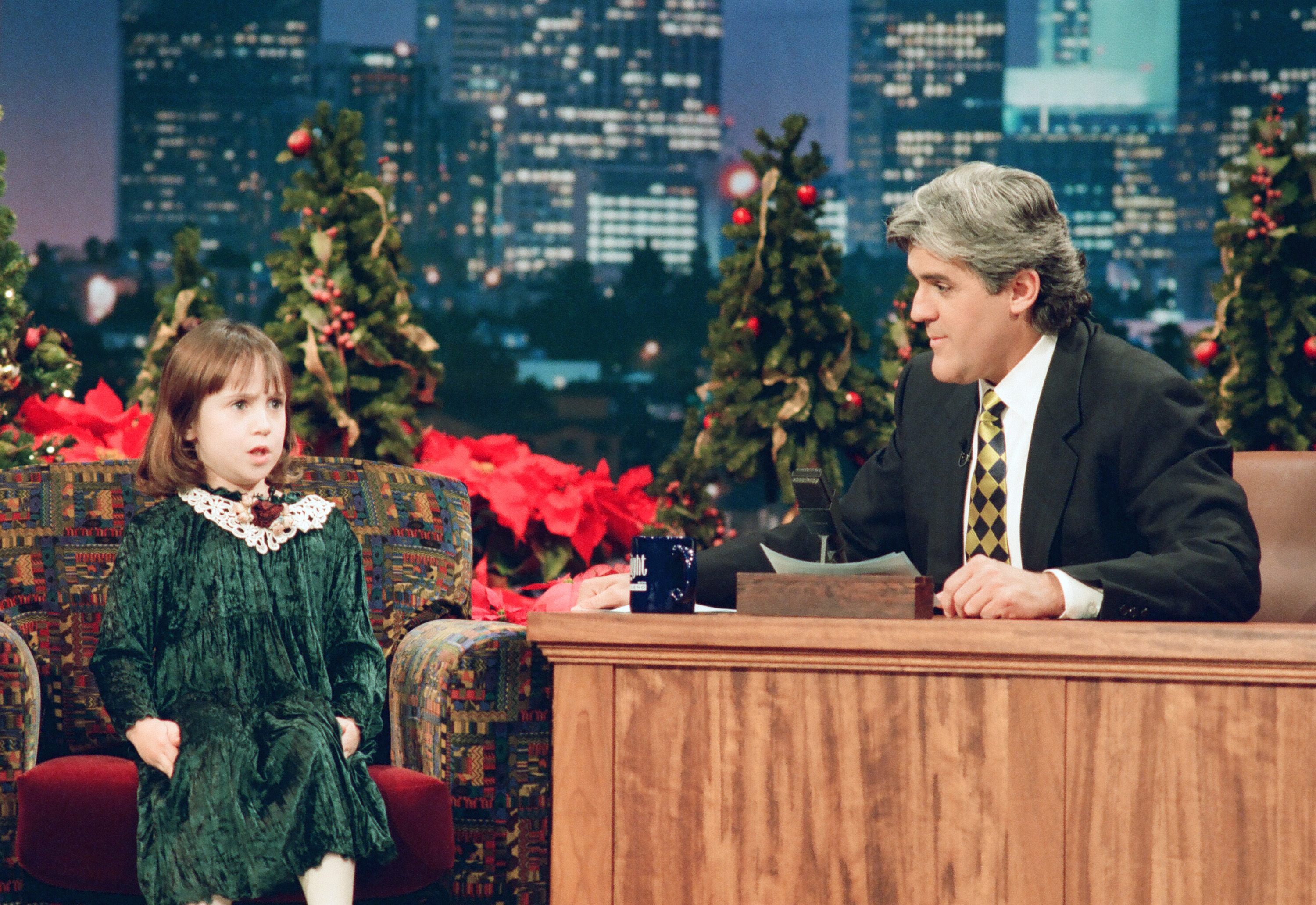 Mara Wilson durante una entrevista con el presentador Jay Leno el 13 de diciembre de 1994. | Fuente: Getty Images