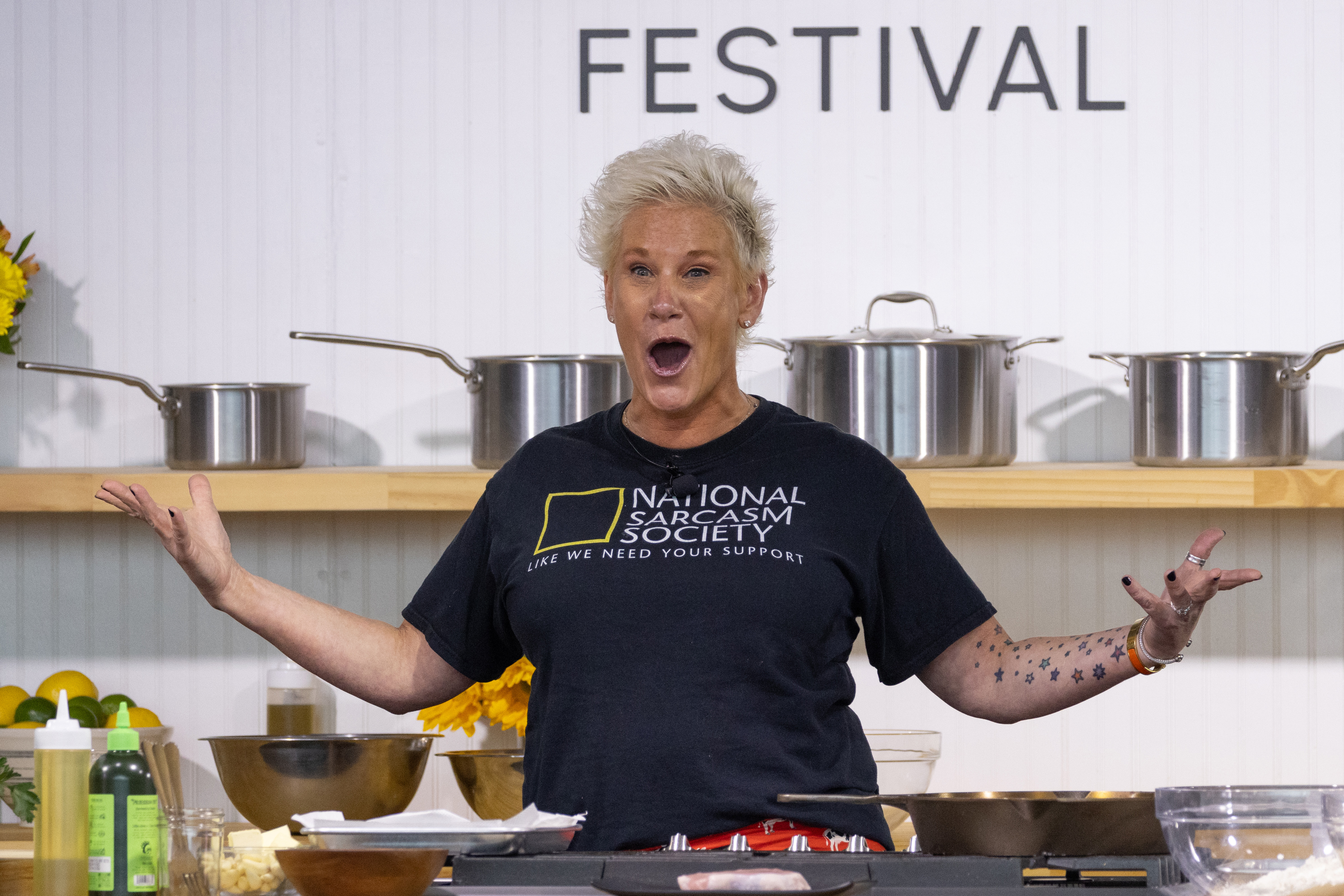 La chef Anne Burrell muestra con entusiasmo una receta en el escenario durante el Austin Food & Wine Festival en Texas, el 5 de noviembre de 2023 | Fuente: Getty Images