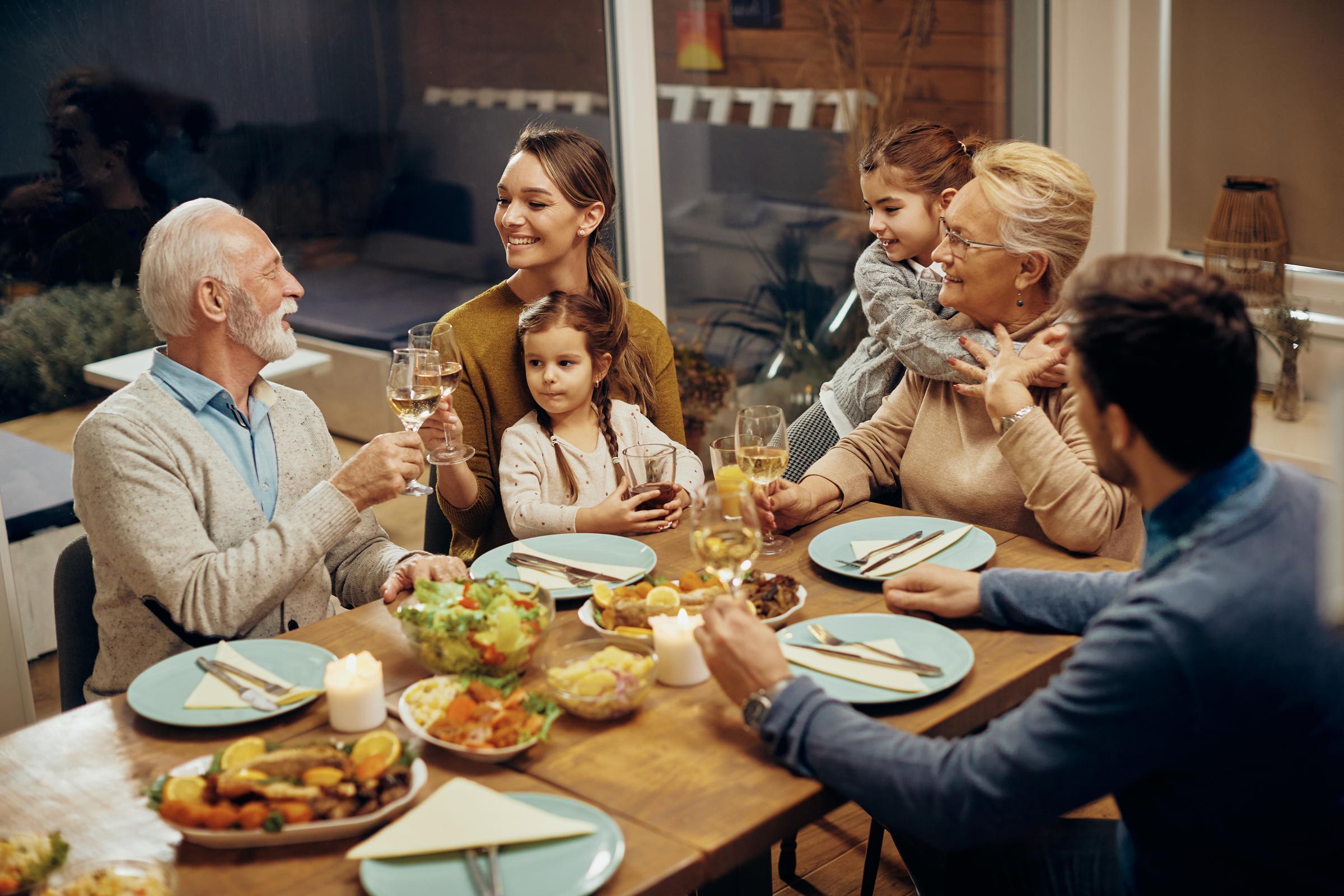 Una cena familiar | Fuente: Freepik