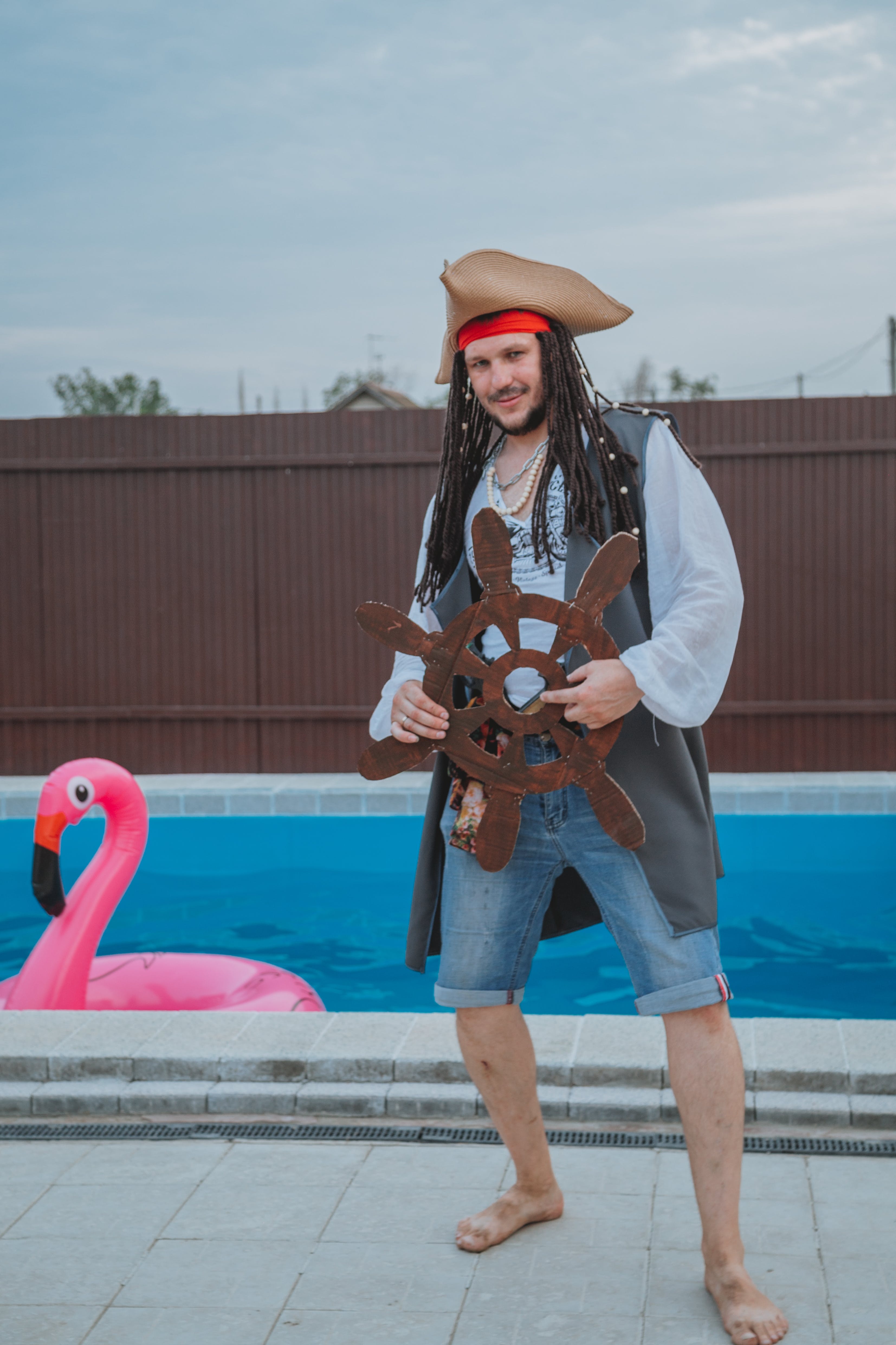 Un hombre disfrazado de pirata. | Fuente: Pexels