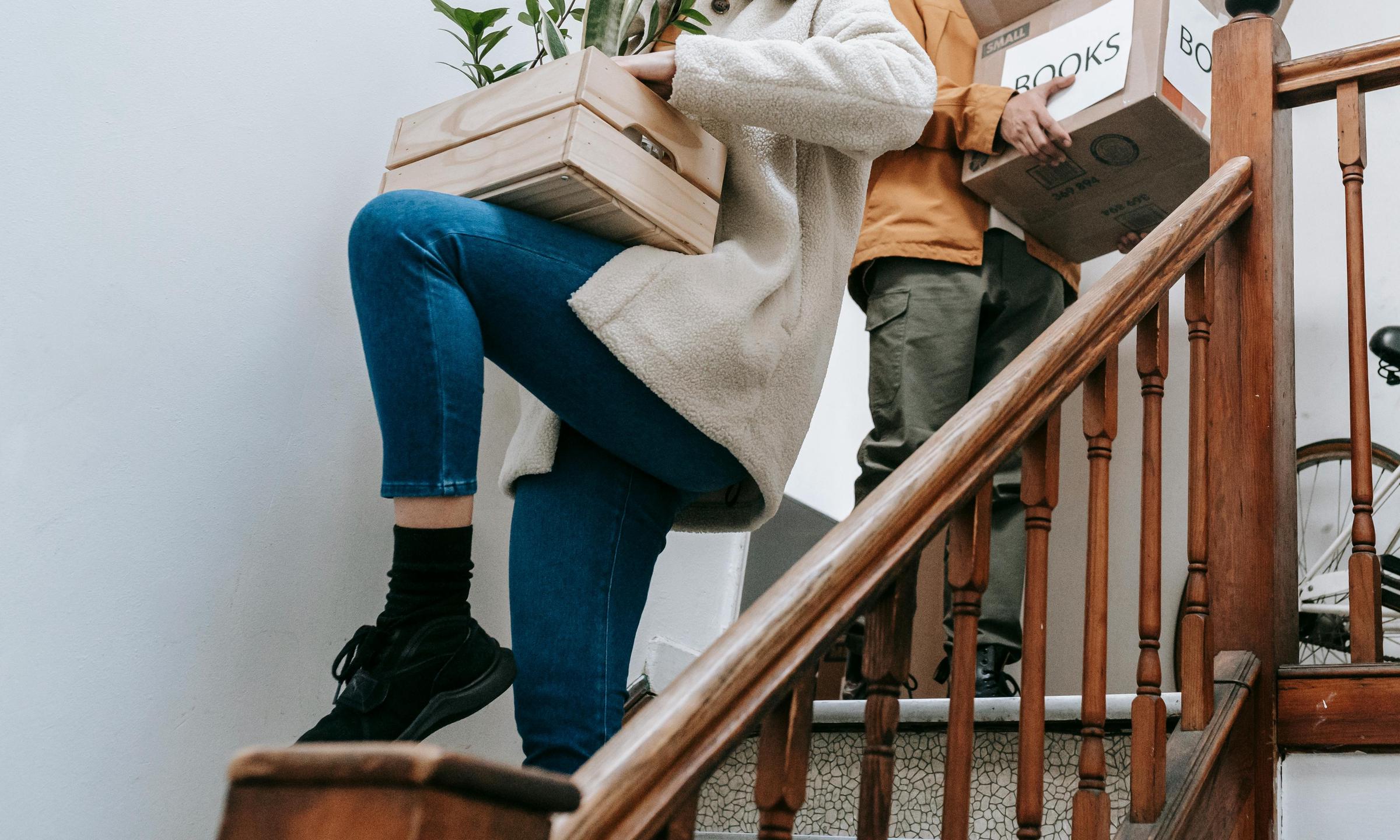 Hans y Greta empaquetando apresuradamente | Fuente: Pexels