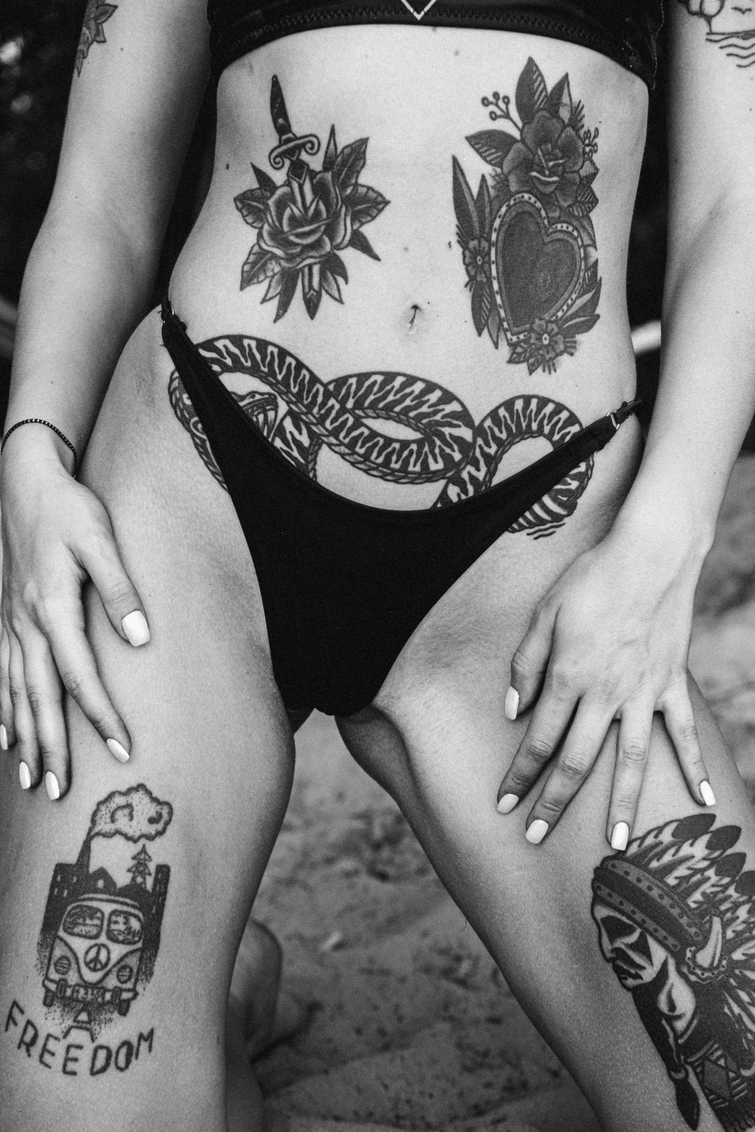 Una mujer mostrando sus tatuajes | Fuente: Unsplash