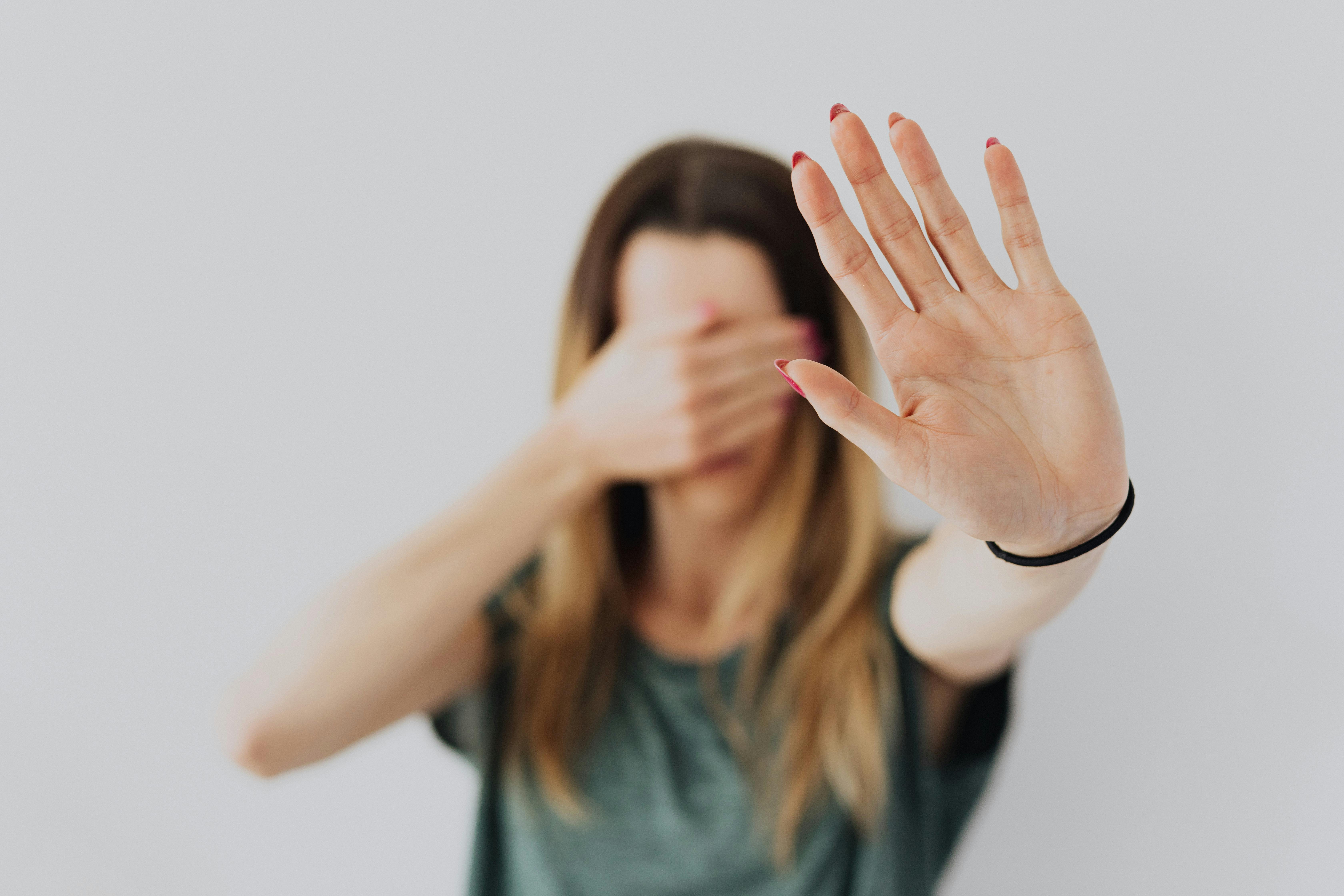 Mujer en pánico oculta su rostro | Fuente: Pexels