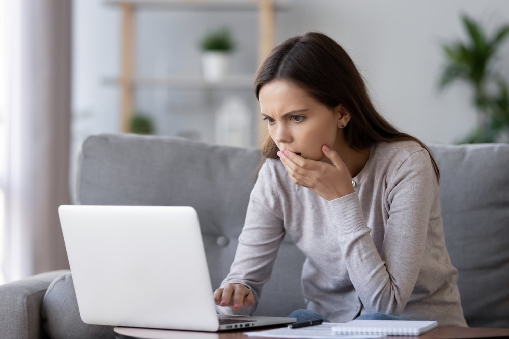 Mujer con computadora. | Foto: Shutterstock.