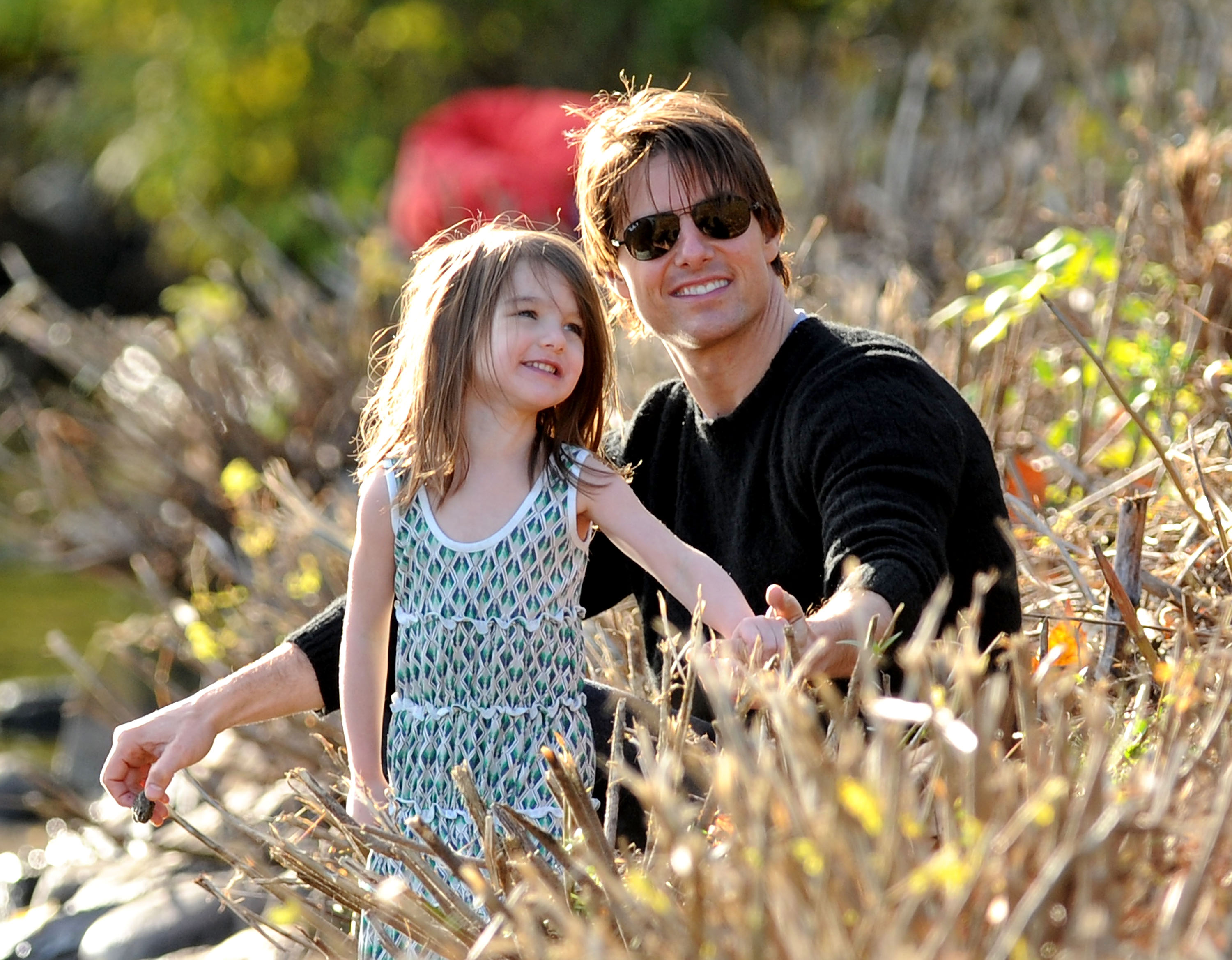 Suri Cruise y Tom Cruise visitan Charles River Basin el 10 de octubre de 2009, en Cambridge, Massachusetts | Fuente: Getty Images