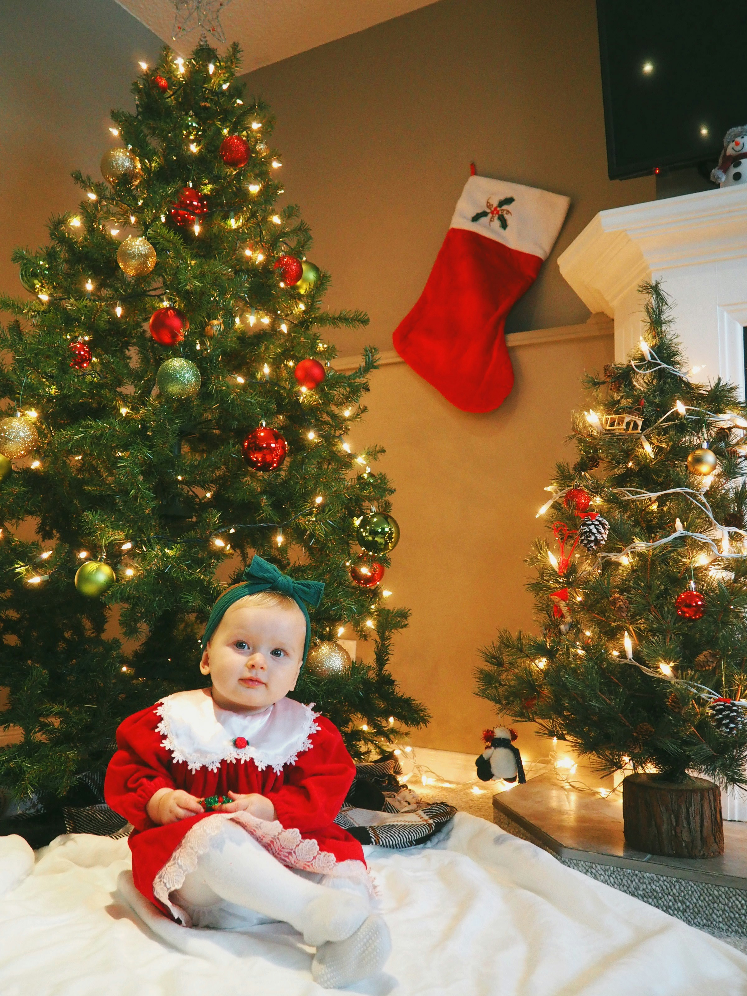 Una niña sentada sobre un fondo de adornos navideños | Fuente: Unsplash