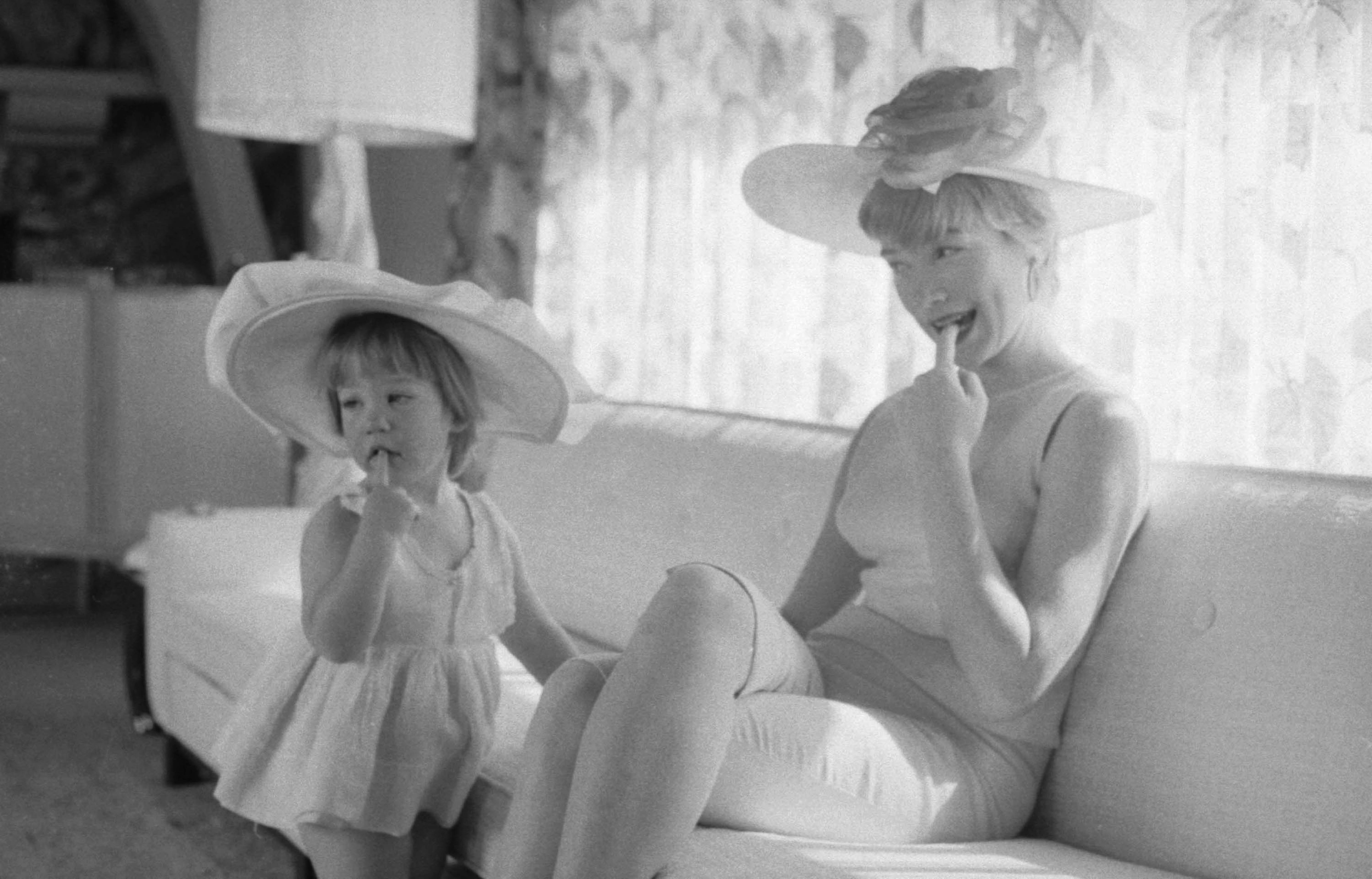 Sachi Parker y Shirley MacLaine fotografiadas durante una sesión de retratos el 2 de enero de 1959 | Fuente: Getty Images