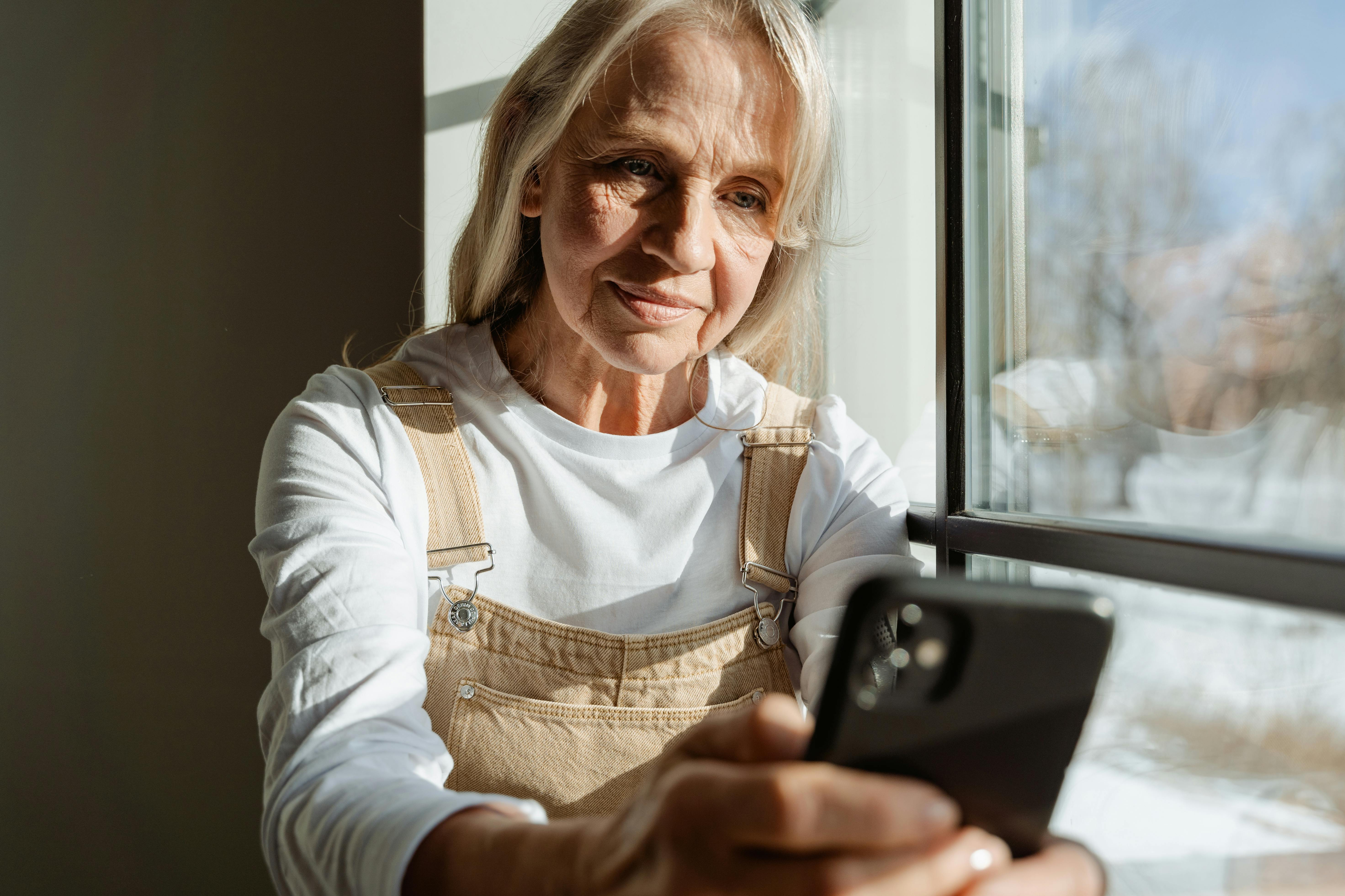 Mujer alterada mirando un teléfono | Fuente: Pexels