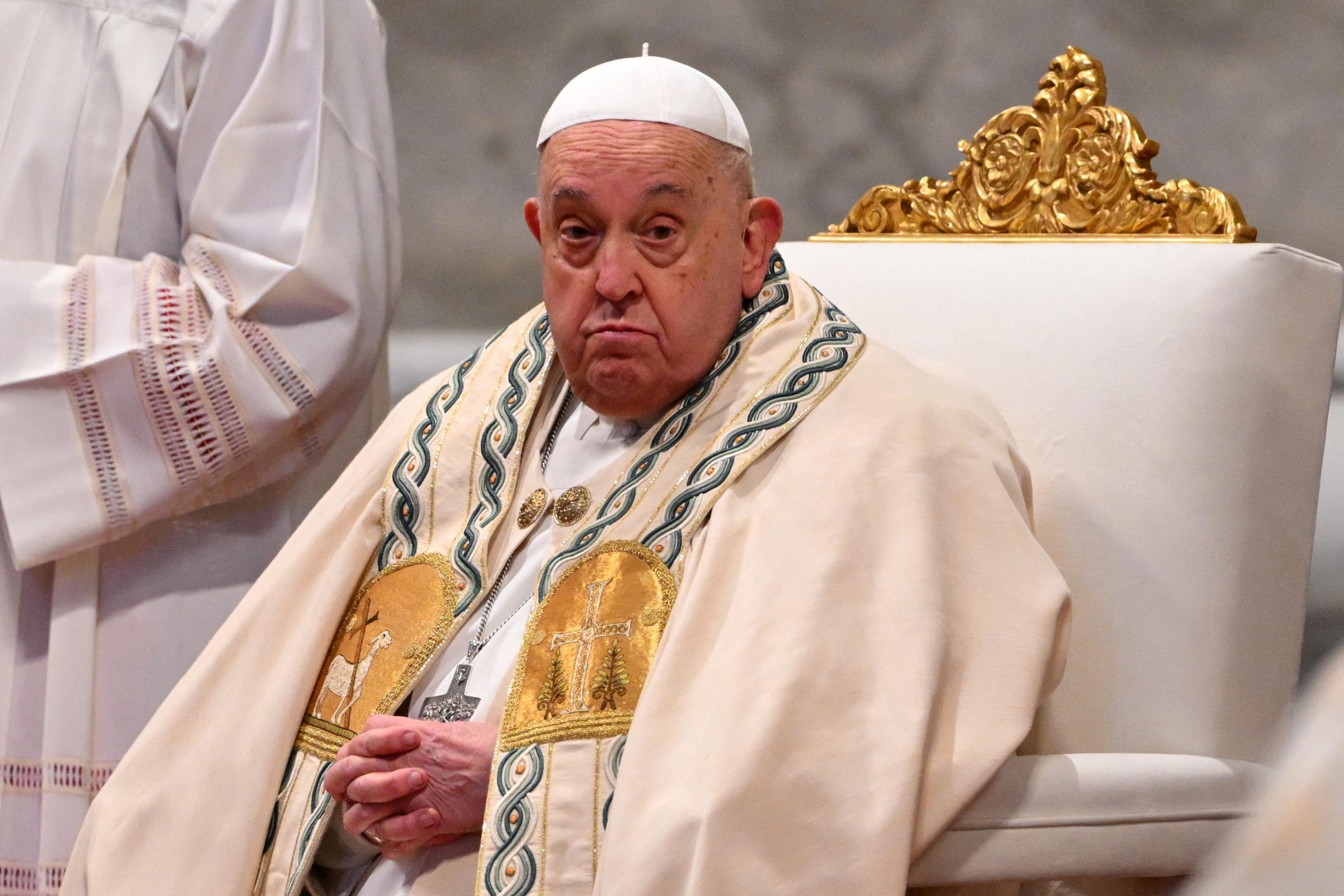 El Papa Francisco celebra el Año Nuevo durante una misa en la Jornada Mundial de la Paz en la Basílica de San Pedro el 1 de enero de 2025, en la Ciudad del Vaticano. | Fuente: Getty Images