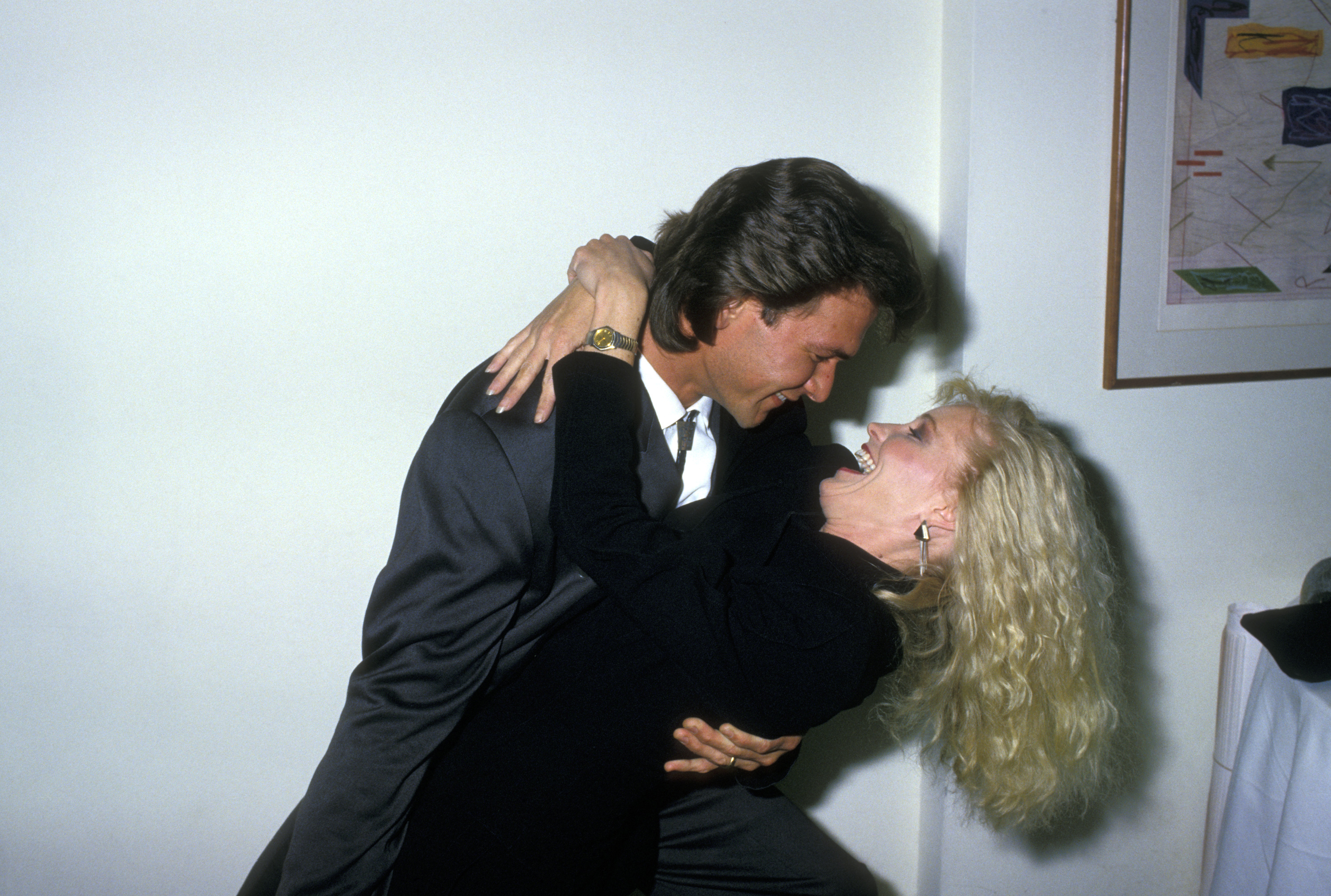 El actor Patrick Swayze y su esposa Lisa Niemi asisten al estreno de "Amanecer de acero" el 5 de noviembre de 1987, en el restaurante Jam's de Nueva York. | Fuente: Getty Images