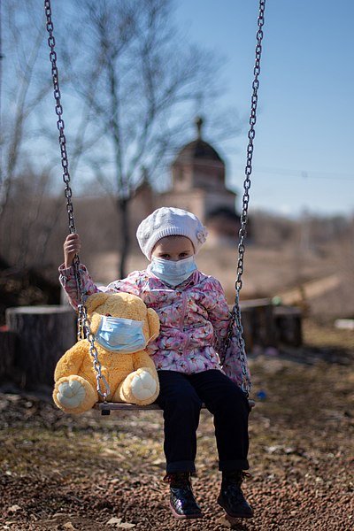 Niño usando mascarilla en un parque infantil. | Foto: Wikipedia