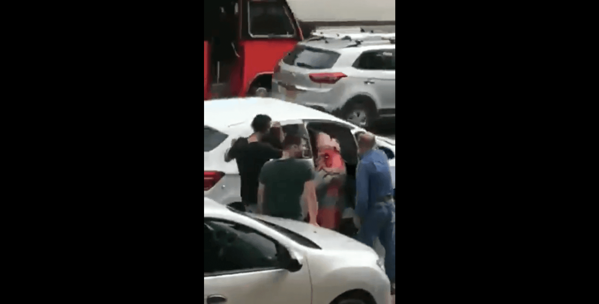 La embarazada se asomó al interior del vehículo. Fuente: Twitter/anonymus_sin