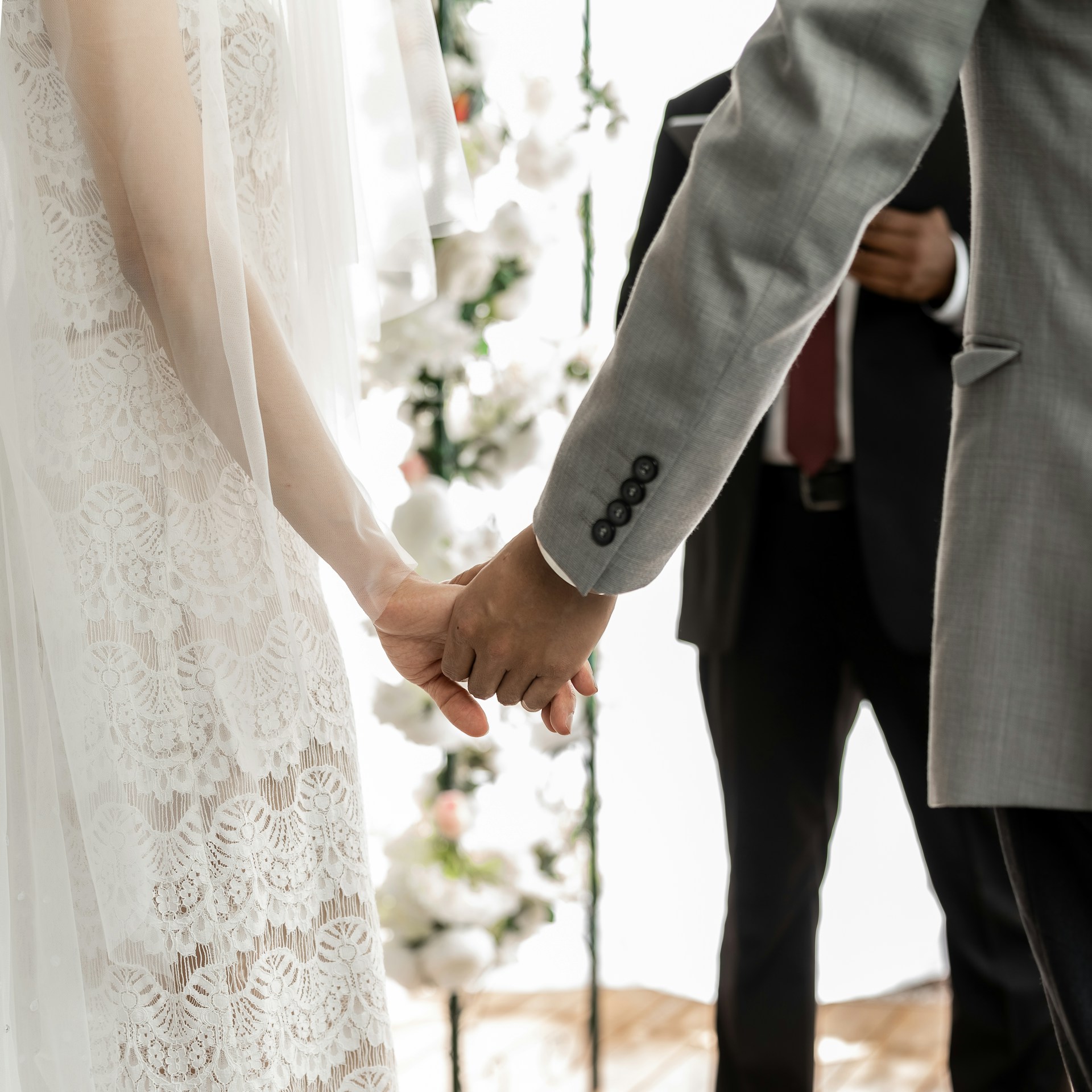 Novio tomando la mano de la novia | Fuente: Unsplash