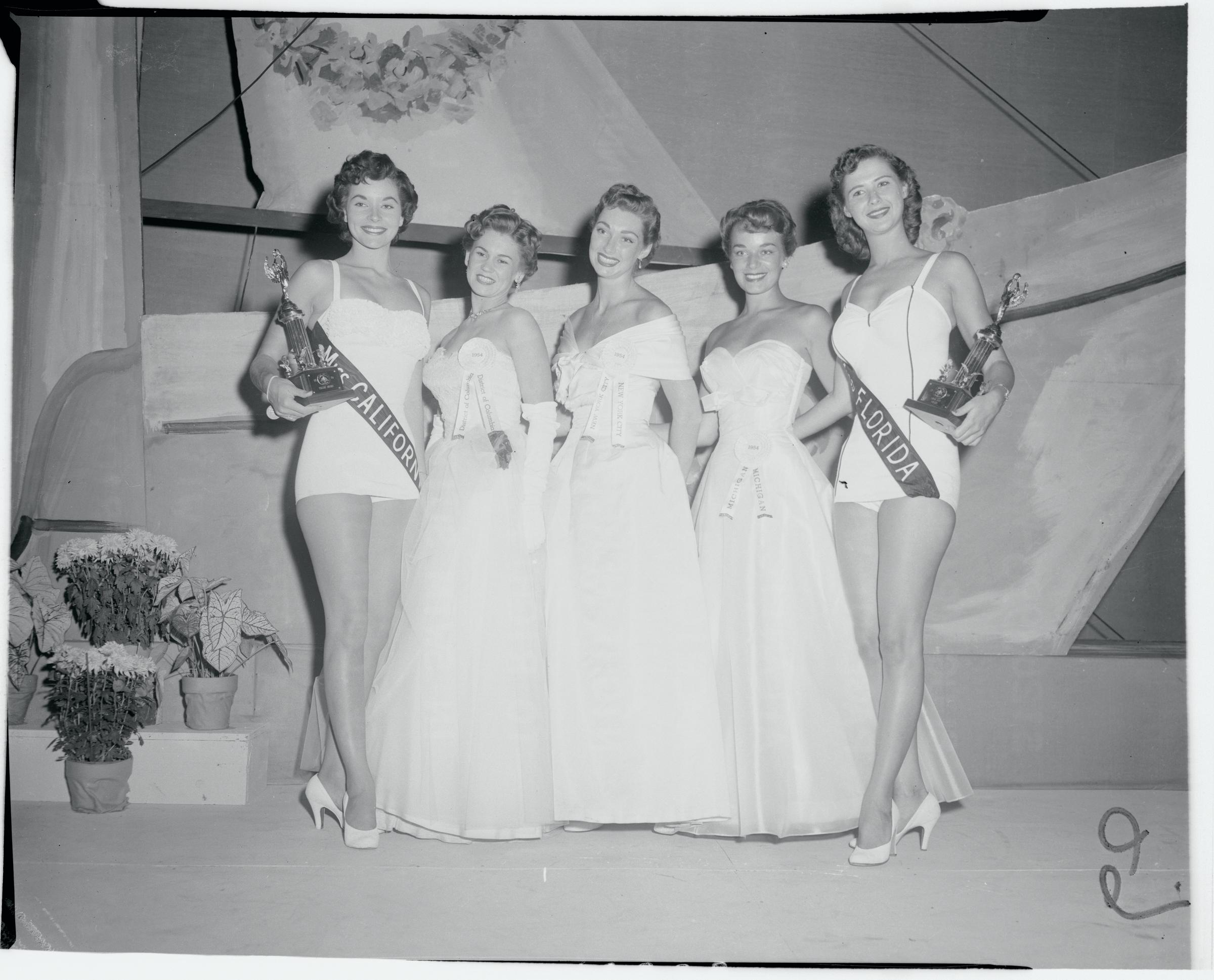 La reina de la belleza y las demás ganadoras de las Rondas Preliminares de Miss América hacia 1955. | Fuente: Getty Images