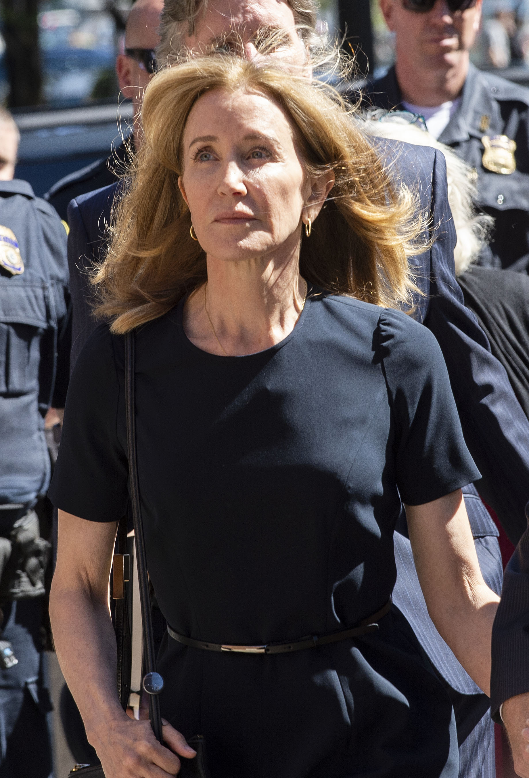 Felicity Huffman se dirige a la entrada del Palacio de Justicia de los Estados Unidos John Joseph Moakley el 13 de septiembre de 2019 en Boston | Fuente: Getty Images