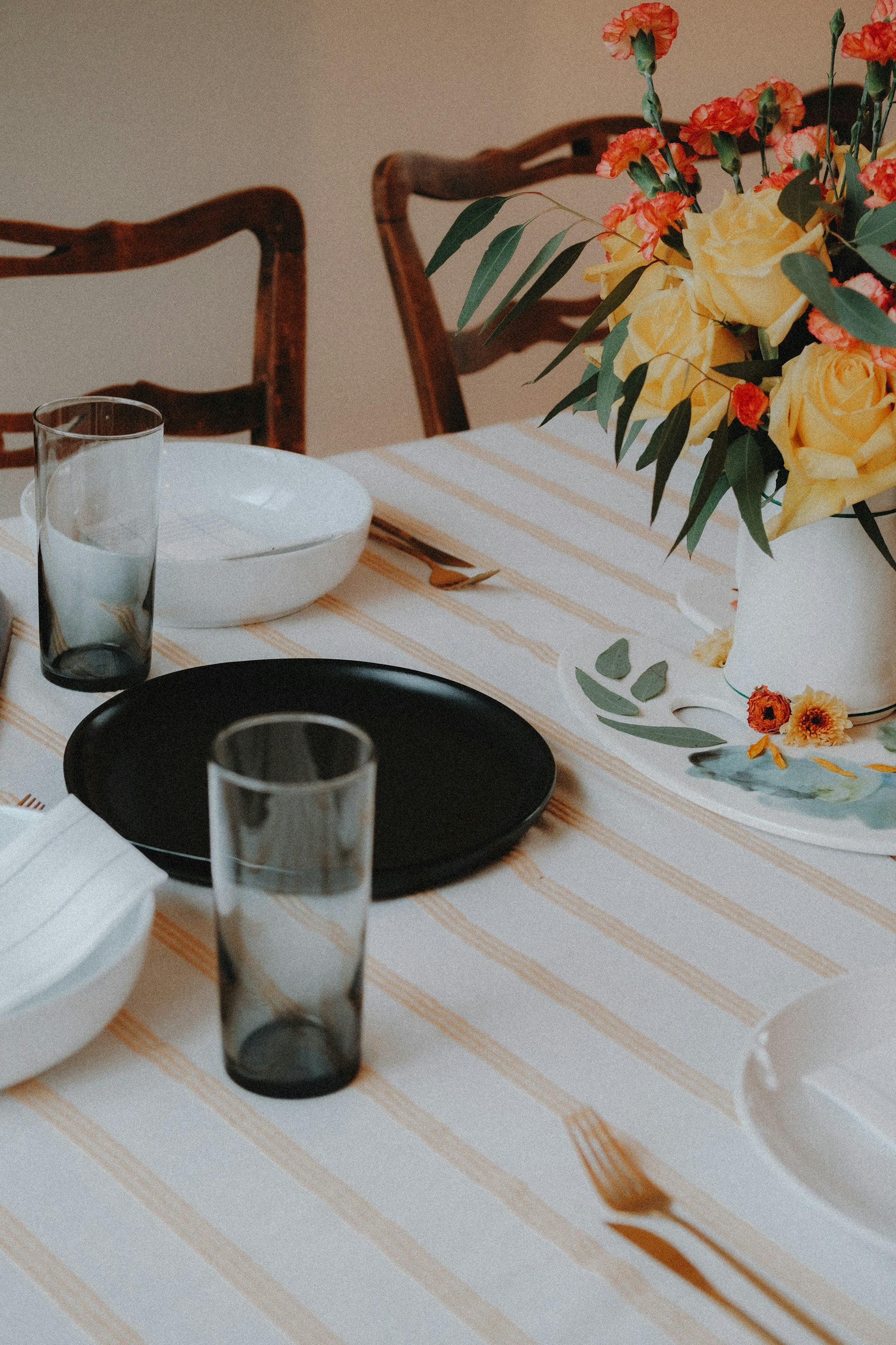 Una mesa puesta con platos, vasos y cubiertos | Fuente: Unsplash