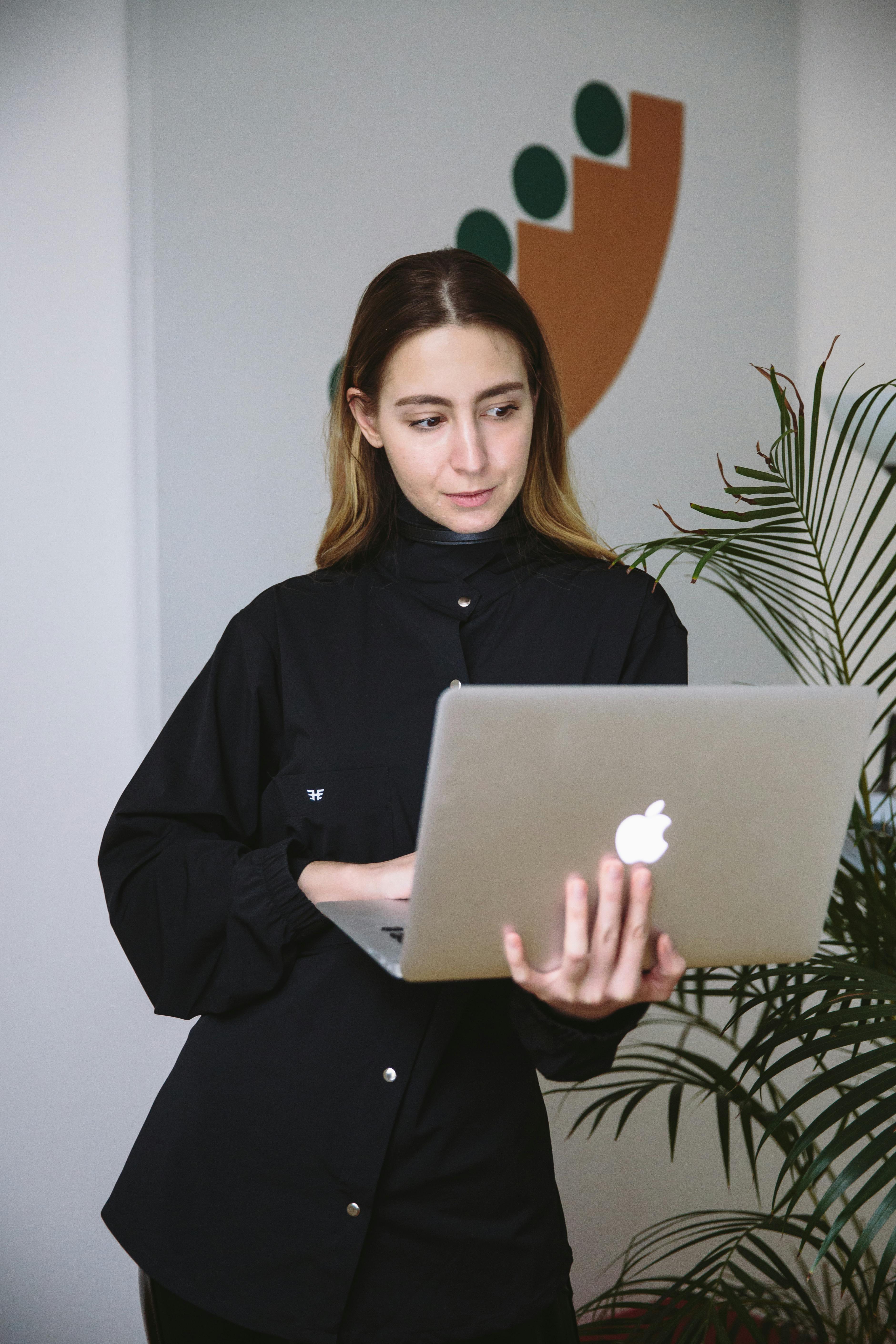 Una mujer utilizando un ordenador portátil | Fuente: Pexels