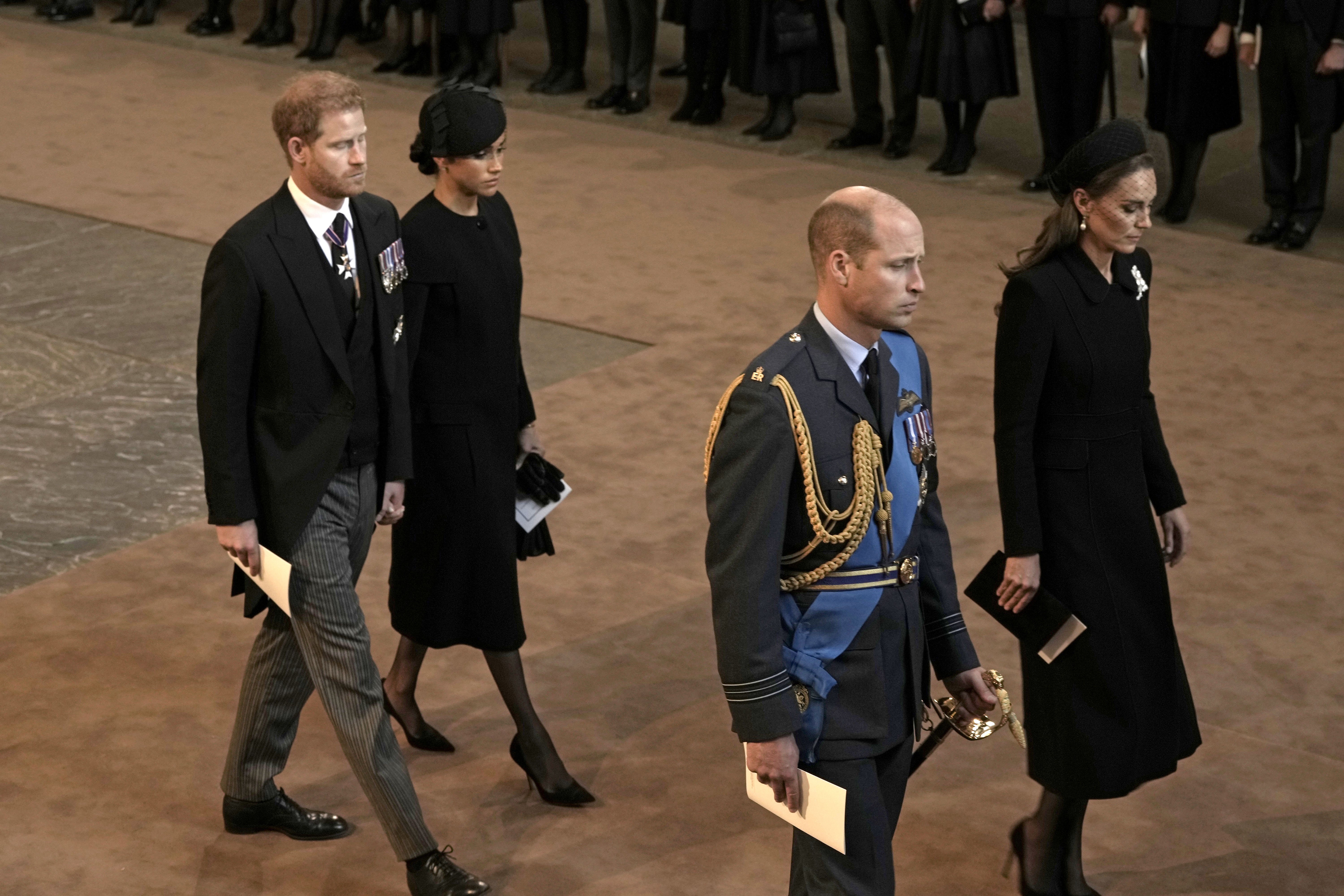 El príncipe Harry,  duque de Sussex, Meghan, duquesa de Sussex, el príncipe William, príncipe de Gales y Catherine, princesa de Gales, saliendo de Westminster Hall, el 14 de septiembre de 2022 en Londres, Reino Unido. | Foto: Getty Images