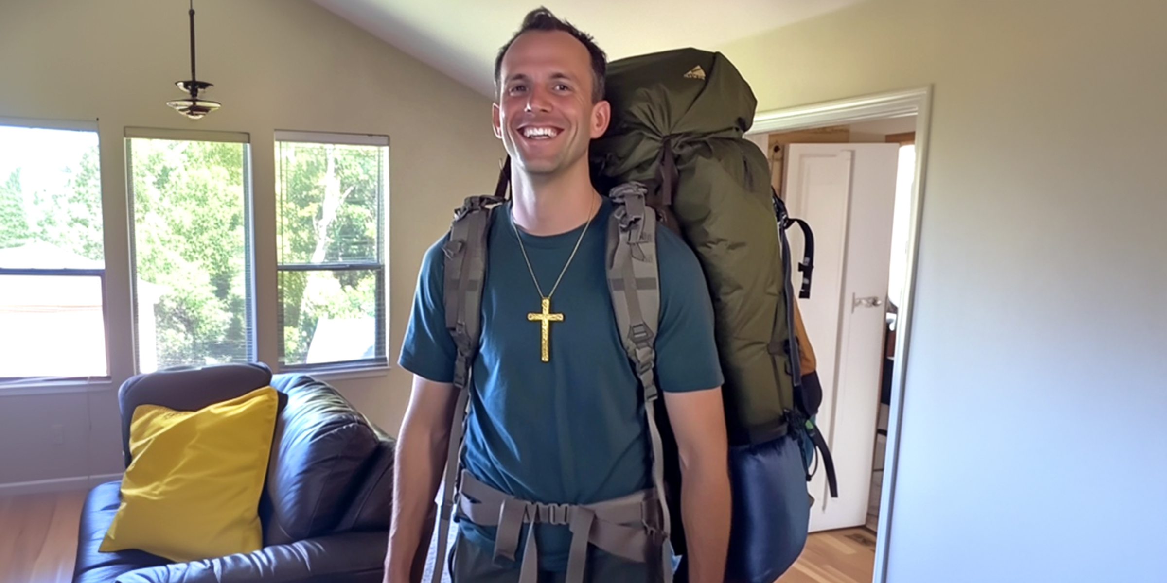 Hombre con su equipo de acampada | Fuente: Amomama