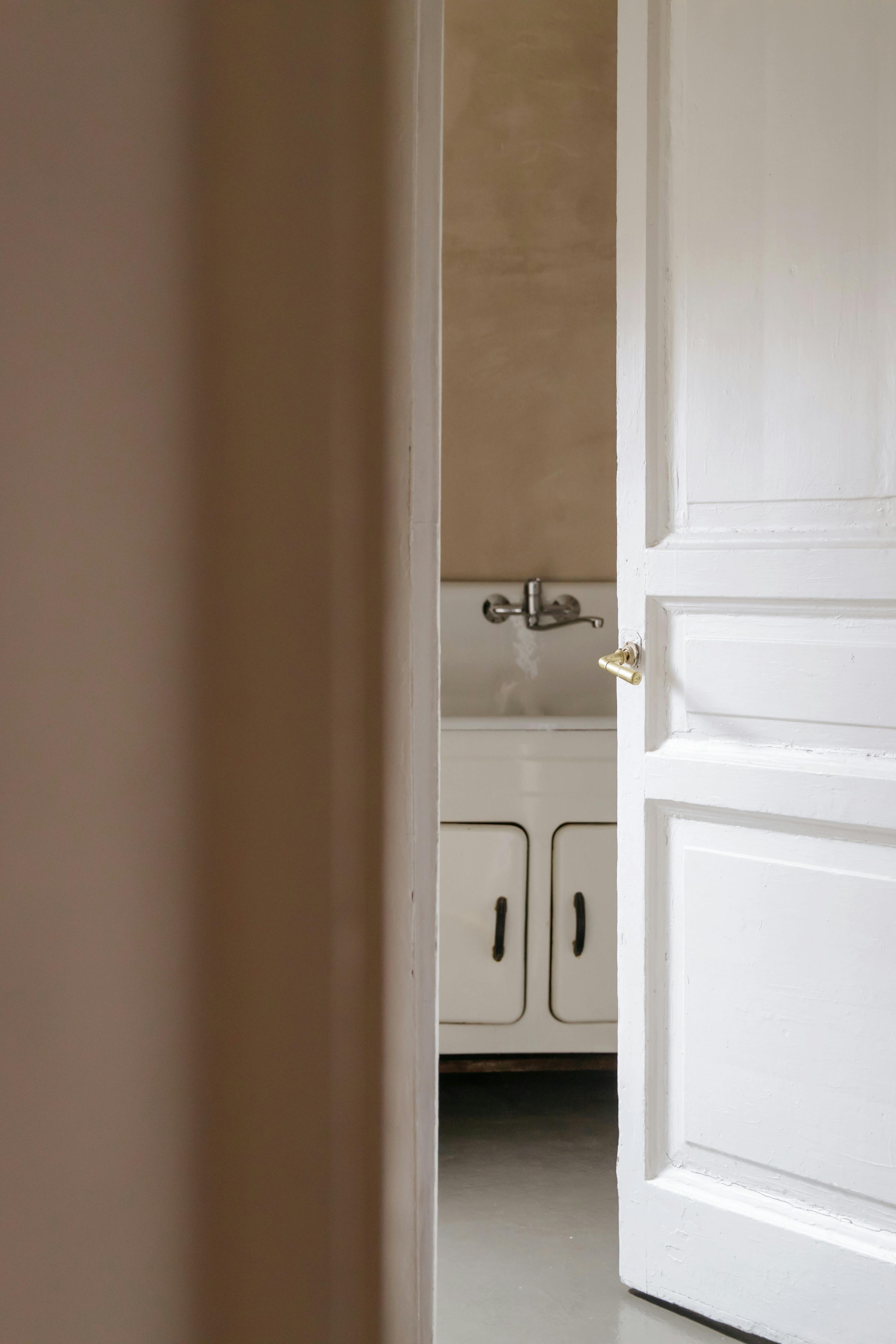 Una puerta de baño abierta | Fuente: Pexels