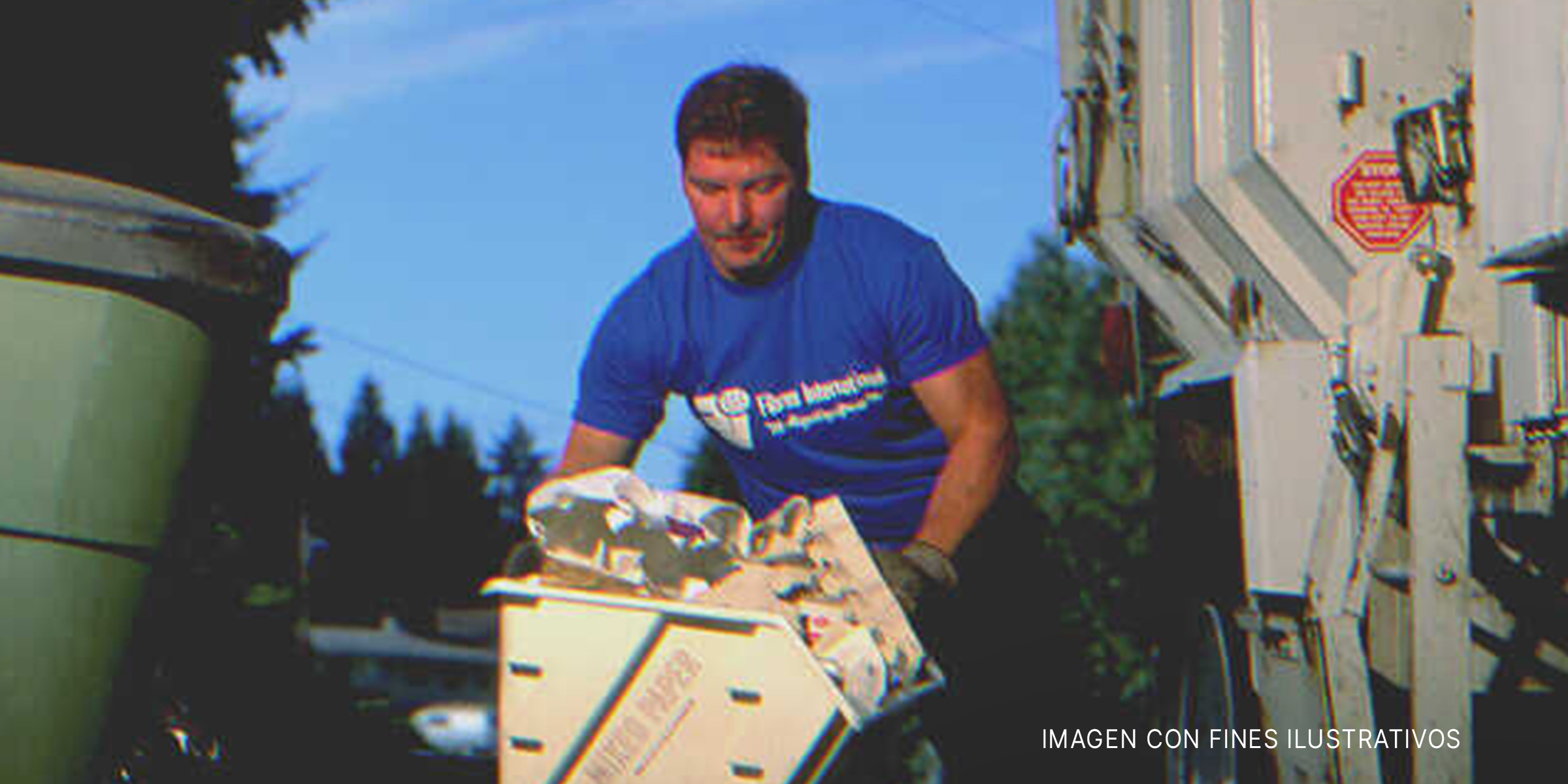 Hombre empujando un bote de basura. | Foto: Getty Images
