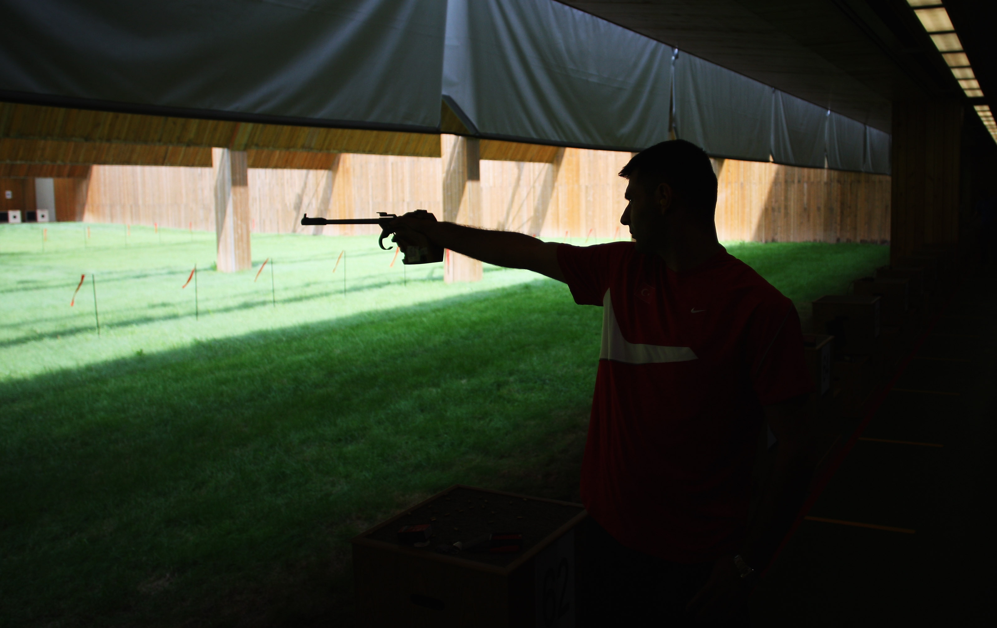 Un ex oficial turco alinea su pistola en el campo de tiro de 50 metros durante una sesión de entrenamiento previa a los Juegos Olímpicos de Pekín, el 1 de agosto de 2008, en Pekín, China | Fuente: Getty Images