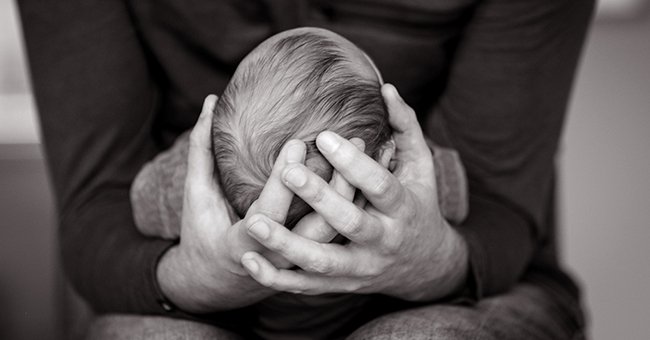 Bebé en los brazos de una persona. | Foto: Shutterstock