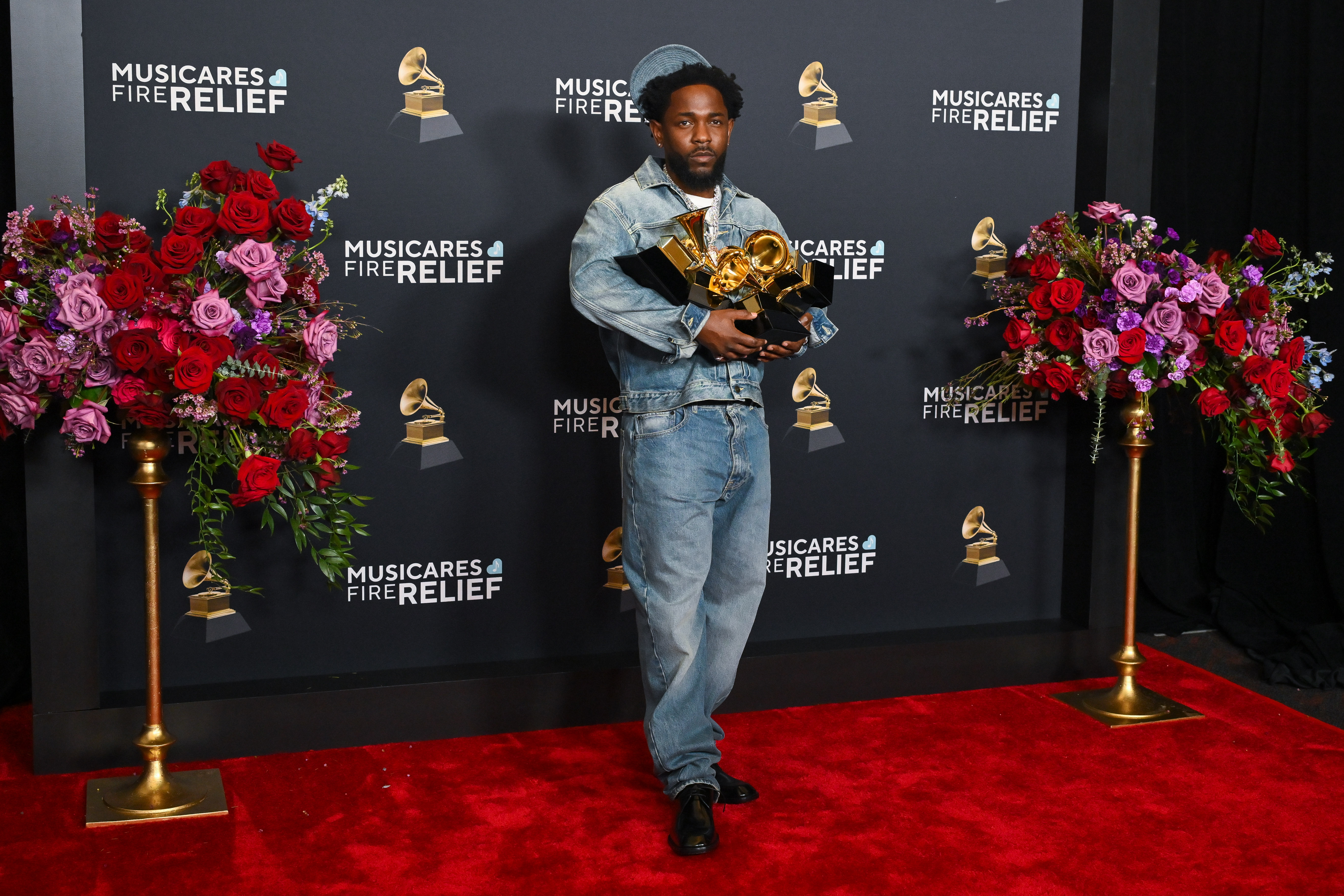 Kendrick Lamar posando con sus premios de la 67ª edición de los Grammy. | Fuente: Getty Images