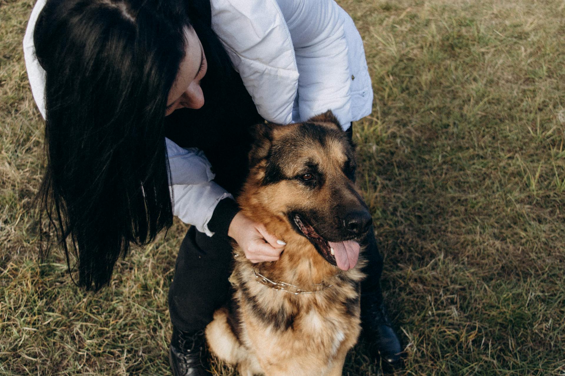 Una mujer con su perro en brazos | Fuente: Pexels