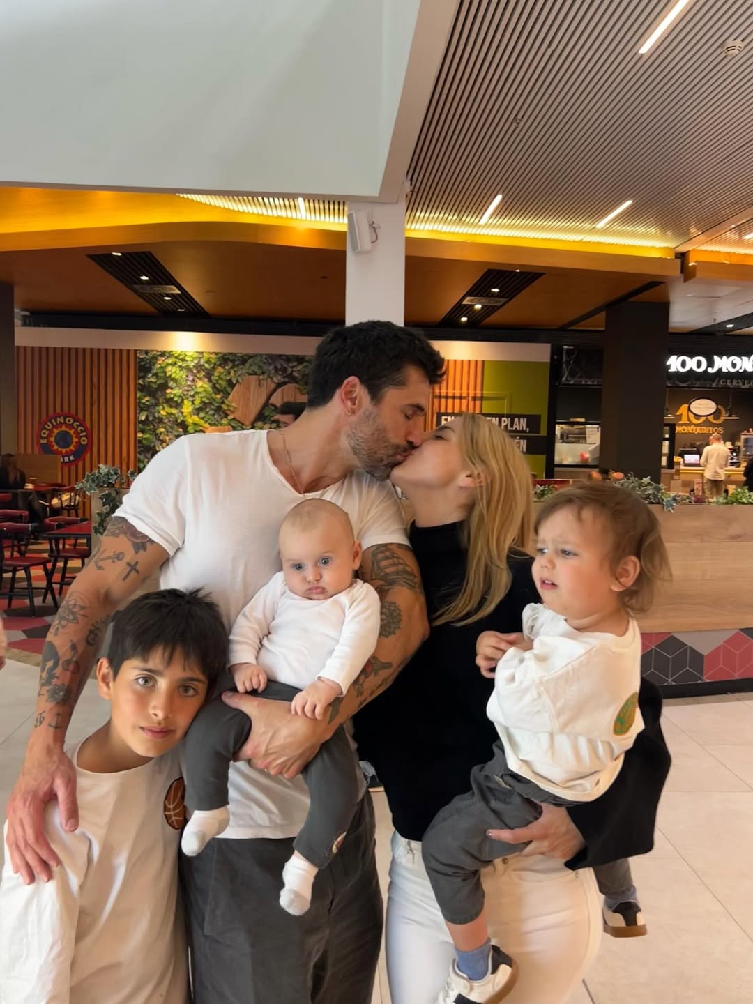 Michelle Renaud junto a su esposo Matías Novoa y sus hijos, Marcelo, Milo y Milán | Fuente: Instagram/michellerenaud